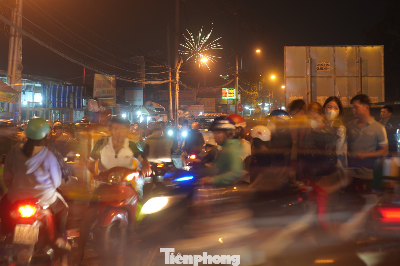 Màn pháo hoa kết thúc thì một số nhà dân cũng hưởng ứng, tiếp tục bắn pháo đã chuẩn bị từ trước để chơi đêm giao thừa.