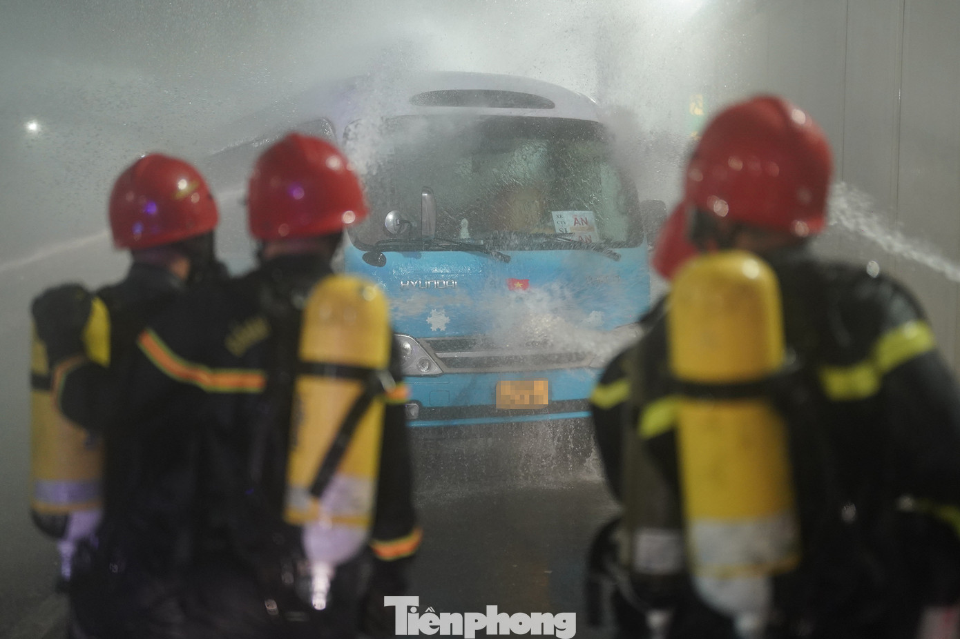 &quot;Thủ phạm chính&quot; gây nên tình huống diễn tập đang được Cảnh sát PCCC tập trung dập lửa.