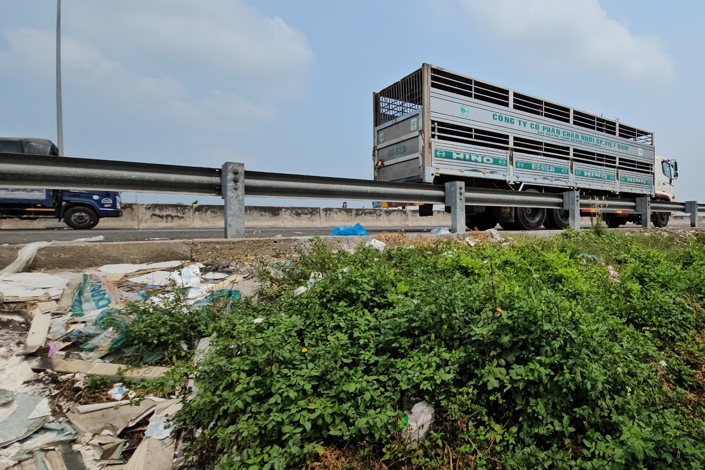 Nhiều người dân lợi dụng những điểm hở này để vào lấy hàng hóa hoặc đón xe trên cao tốc. Nhiều người dân lợi dụng những điểm hở này để vào lấy hàng hóa hoặc đón xe trên cao tốc.