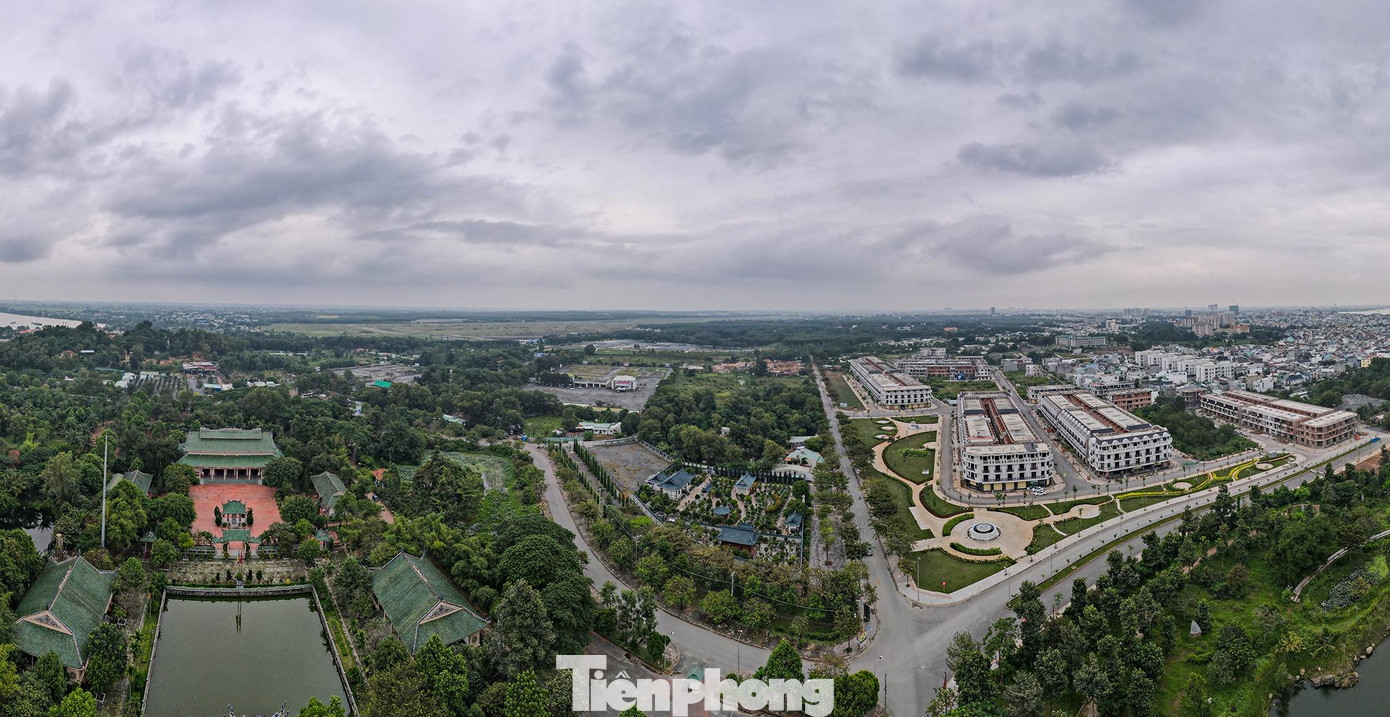 Bên phải khu đất nhà ông Thành là khu dự án nhà ở dân sinh, bên trái là khu Văn miếu Trấn Biên.