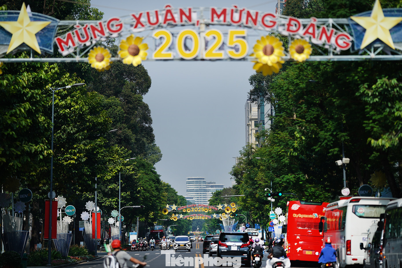 Cờ hoa, băng rôn, bảng hiệu được trang hoàng rực rỡ trên đường Lê Duẩn chào đón Tết Nguyên đán và kỷ niệm 95 năm ngày thành lập Đảng. Cờ hoa, băng rôn, bảng hiệu được trang hoàng rực rỡ trên đường Lê Duẩn chào đón Tết Nguyên đán và kỷ niệm 95 năm ngày thành lập Đảng.