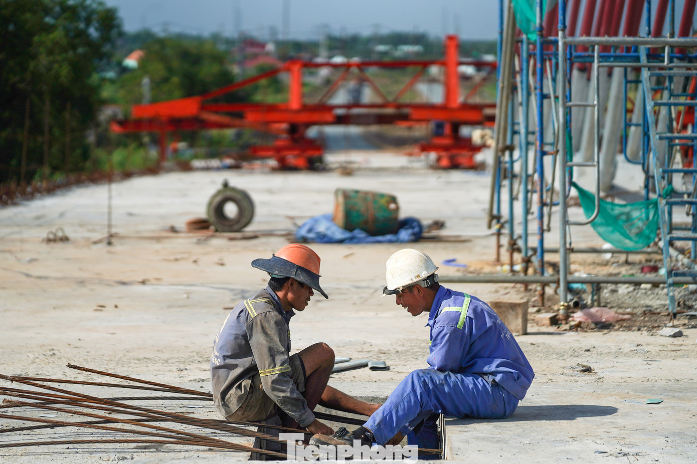 Công nhân đang thi công đấu luồng phần cáp ngầm âm trong thân của nhịp cầu.