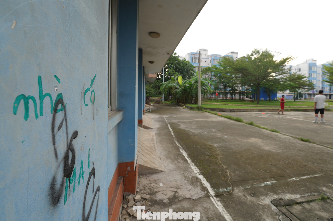 "Mọi người thấy mấy căn ở đây đóng cửa bỏ không chứ thực ra đều có chủ. Nhưng họ không về ở. Có thể họ có nhà chỗ khác, hoặc chỗ làm việc ở quận trung tâm, cách xa khu này nên không về ở.", anh Tâm (tên nhân vật được thay đổi) chia sẻ.