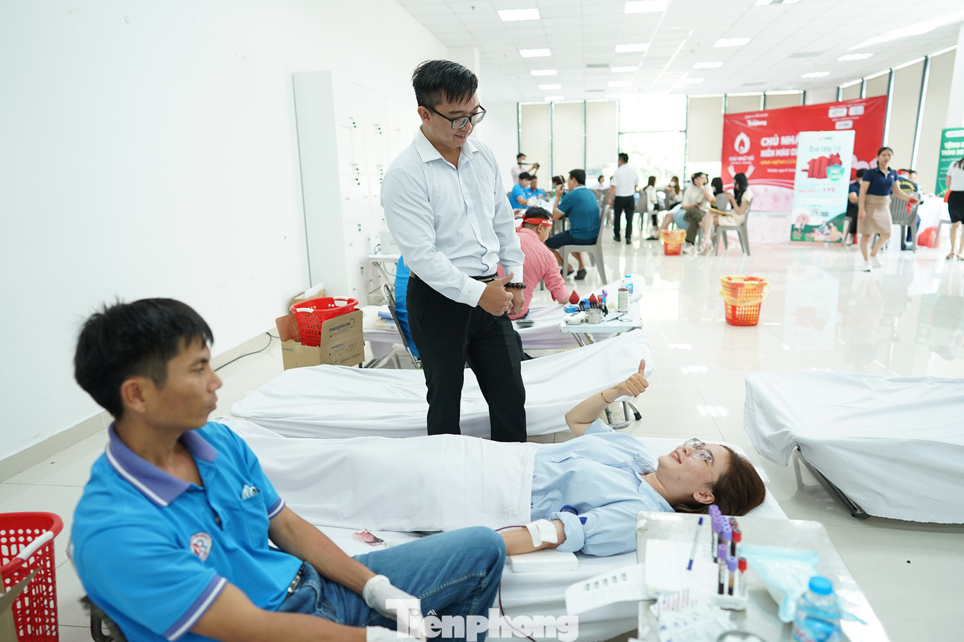 &quot;Phong trào Chủ nhật Đỏ của báo Tiền Phong quá ý nghĩa, chúng tôi nhiệt liệt hưởng ứng. Để triển khai, BQL toà nhà Cityland Park Hills đã thông báo đến các cư dân cũng như thời gian, địa điểm. Chúng tôi tận dụng tất cả các kênh truyền thông để gửi thông báo đến tất cả mọi người. BQL liên tục phát loa thông tin chương trình. Sáng nay có khoảng 15 thành viên BQL tham gia. Đáng lẽ còn có thể nhiều hơn thế nhưng các thành viên khác không tham gia được do vướng lịch công tác&quot;, ông Trần Quang Vinh (đứng), Trưởng BQL KDC Cityland Park Hills chia sẻ.