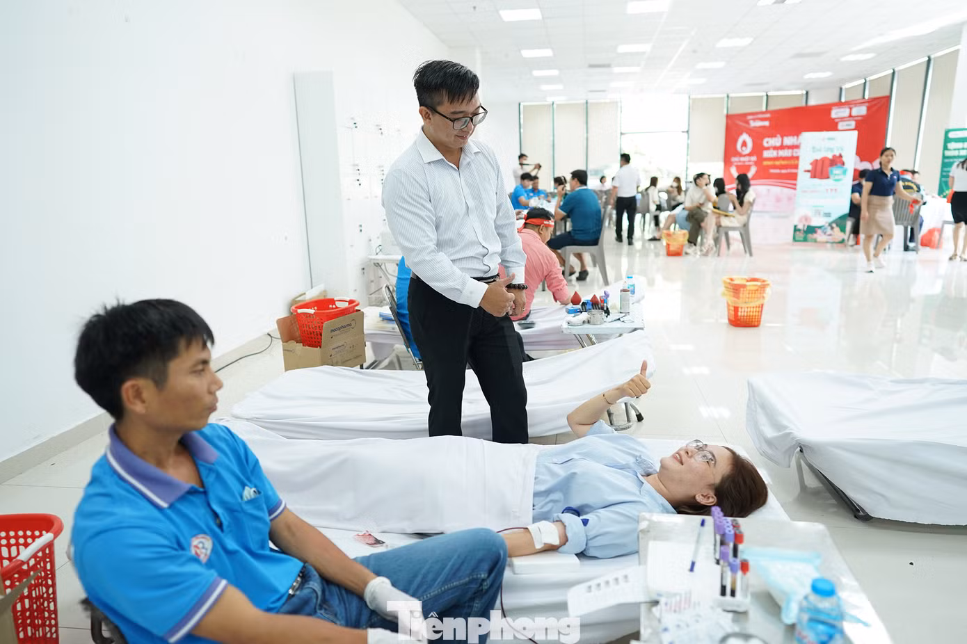 "Phong trào Chủ nhật Đỏ của báo Tiền Phong quá ý nghĩa, chúng tôi nhiệt liệt hưởng ứng. Để triển khai, BQL toà nhà Cityland Park Hills đã thông báo đến các cư dân cũng như thời gian, địa điểm. Chúng tôi tận dụng tất cả các kênh truyền thông để gửi thông báo đến tất cả mọi người. BQL liên tục phát loa thông tin chương trình. Sáng nay có khoảng 15 thành viên BQL tham gia. Đáng lẽ còn có thể nhiều hơn thế nhưng các thành viên khác không tham gia được do vướng lịch công tác", ông Trần Quang Vinh (đứng), Trưởng BQL KDC Cityland Park Hills chia sẻ. "Phong trào Chủ nhật Đỏ của báo Tiền Phong quá ý nghĩa, chúng tôi nhiệt liệt hưởng ứng. Để triển khai, BQL toà nhà Cityland Park Hills đã thông báo đến các cư dân cũng như thời gian, địa điểm. Chúng tôi tận dụng tất cả các kênh truyền thông để gửi thông báo đến tất cả mọi người. BQL liên tục phát loa thông tin chương trình. Sáng nay có khoảng 15 thành viên BQL tham gia. Đáng lẽ còn có thể nhiều hơn thế nhưng các thành viên khác không tham gia được do vướng lịch công tác", ông Trần Quang Vinh (đứng), Trưởng BQL KDC Cityland Park Hills chia sẻ.