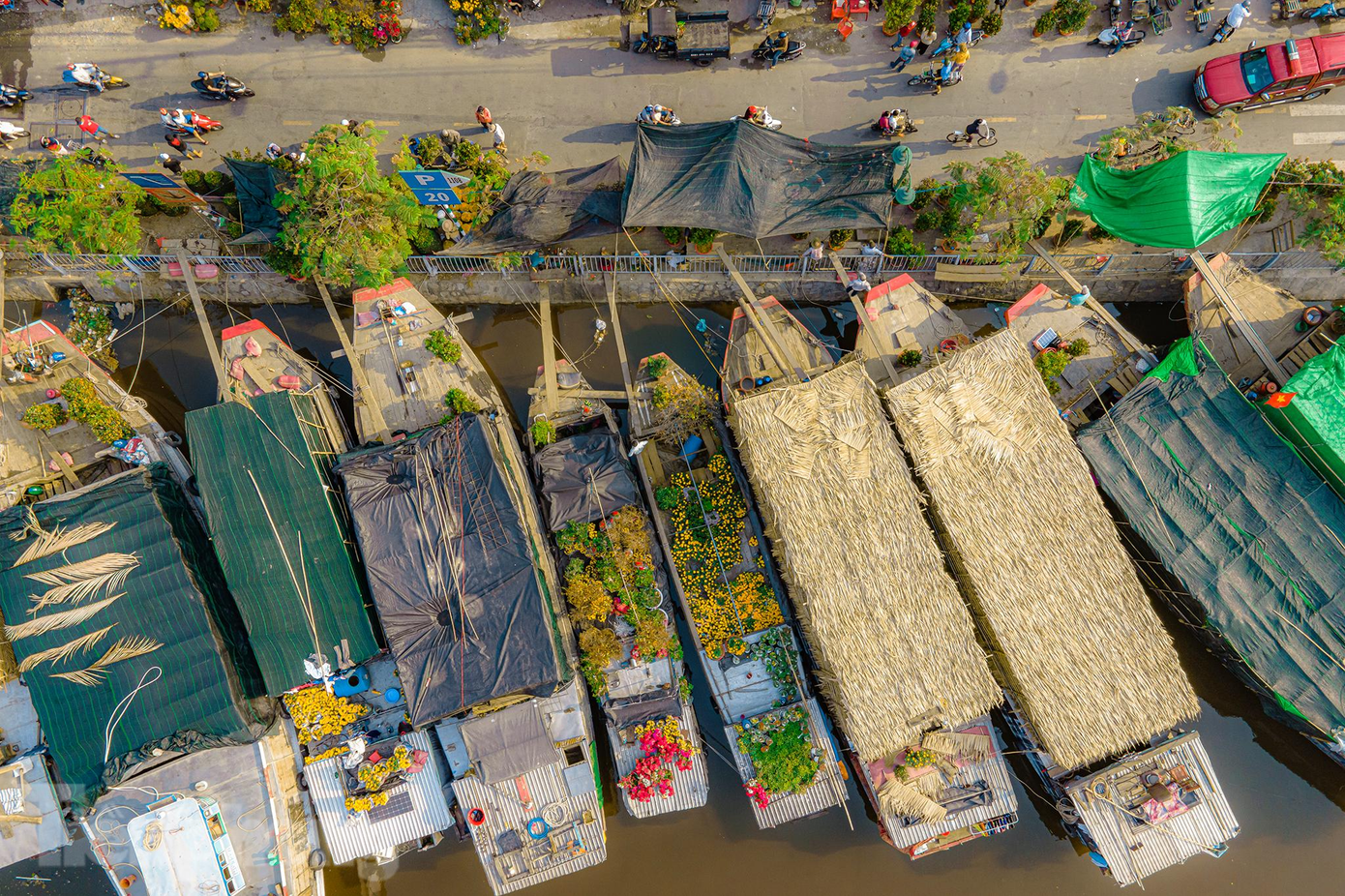 Đặc biệt, chợ hoa này mang đến cho du khách những trải nghiệm độc đáo của chợ hoa “trên bến dưới thuyền” còn sót lại từ xa xưa.