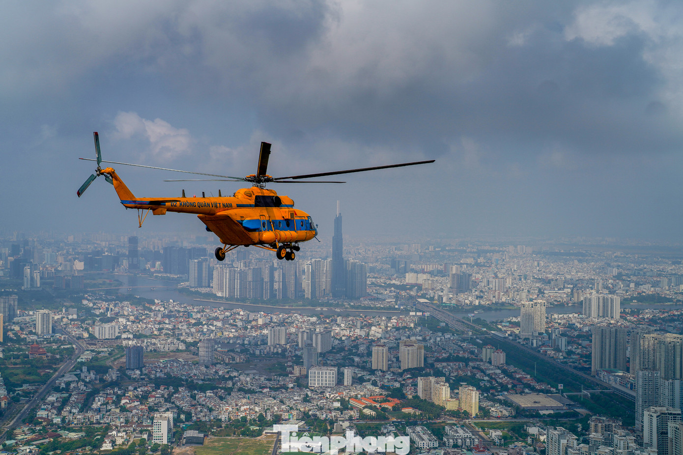 Ngoài trình diễn của lực lượng không quân, sáng 30/4 tại đường Lê Duẩn còn có phần diễu binh, diễu hành với nội dung bắn 21 loạt đại bác trên nền Quốc thiều Việt Nam, diễu hành của xe mô hình Quốc huy - khối cờ Đảng, cờ Tổ quốc - xe rước chân dung Chủ tịch Hồ Chí Minh; diễu binh các khối quân đội, dân quân tự vệ; diễu binh các khối công an; diễu hành các khối quần chúng. Tổng số lực lượng huy động cho khối diễu binh, diễu hành dự kiến khoảng 13.000 người.