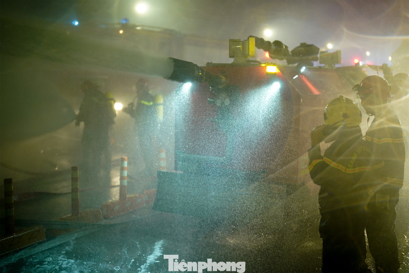 Robot chữa cháy được đưa vào đường hầm tham gia công tác chữa cháy. Xe rô bốt tự hành là loại xe chữa cháy và cứu nạn bánh xích điều khiển từ xa bằng thiết bị vô tuyến, được sản xuất tại Đức. Trên xe trang bị động cơ diezen (động cơ kéo dùng cho chuyển động tự hành) và động cơ xăng (dùng cho máy bơm chữa cháy được trang bị theo xe). Ưu điểm nổi bật của xe là khả năng tự hành vào khu vực nguy hiểm đối với con người để triển khai phun chất dập tắt đám cháy. Xe có kích thước nhỏ gọn. Trọng lượng tịnh 2,5 tấn, tổng trọng lượng 5 tấn. Dung tích két nước 2000 lít. Dung tích két bọt 150 lít.