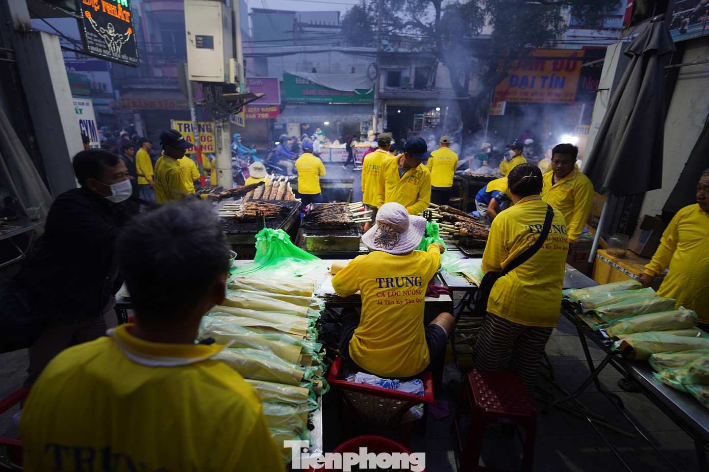 Cá lóc là biểu tượng của sự sinh sôi nảy nở và phát tài phát lộc nên thường được người dân địa phương dâng cúng Thần tài. Người dân tin rằng, cá sẽ giúp cầu mong tài lộc, may mắn, đặc biệt là trong các công việc kinh doanh, buôn bán. Khu vực đóng gói mang về luôn nhộn nhịp các mẻ cá ra vào, nhân viên làm việc không ngơi tay, giao tiếp với nhau bằng ký hiệu tay.