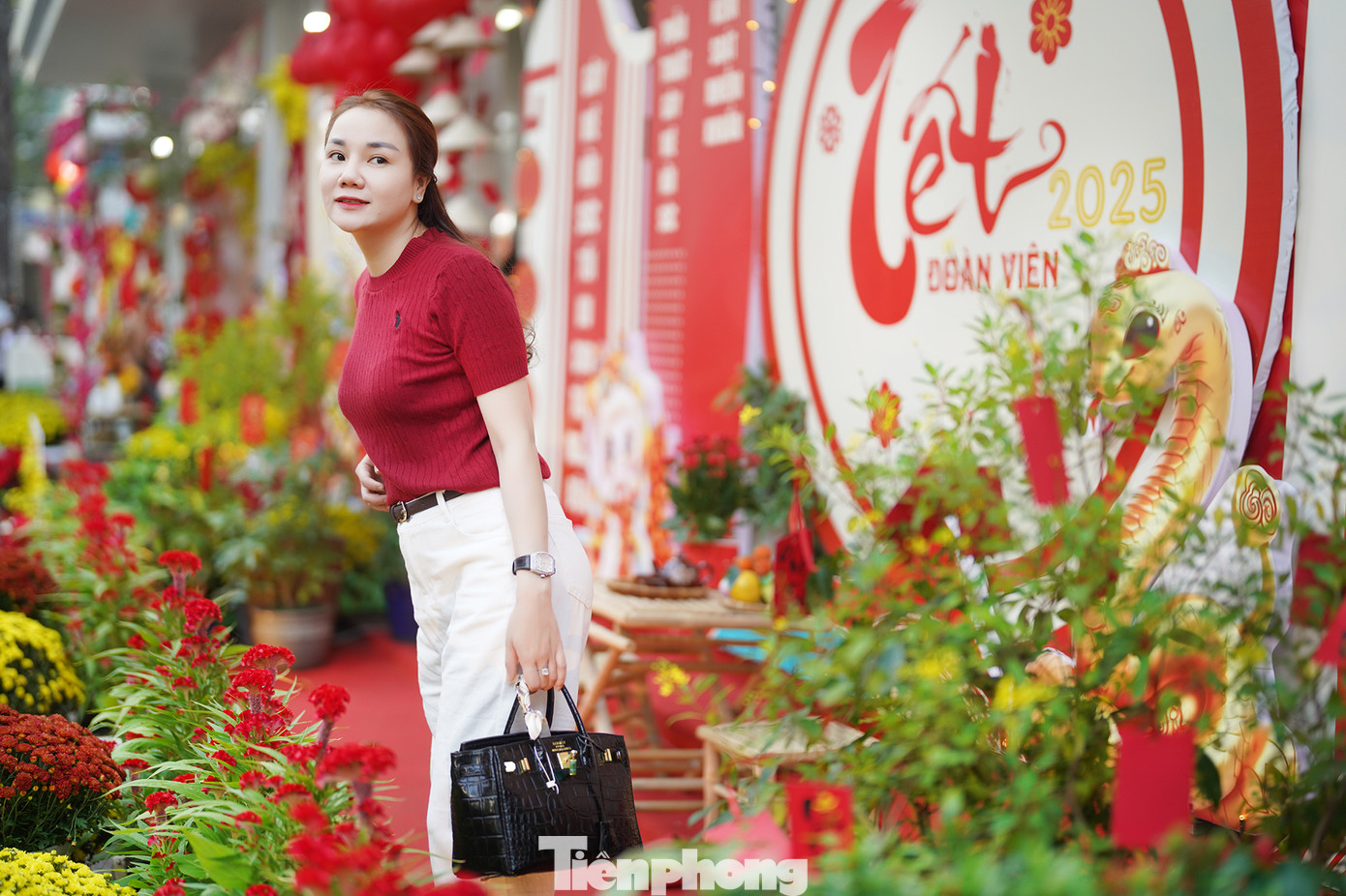 Năm nay, 73 khoa phòng của bệnh viện Chợ Rẫy tiếp tục cùng chung tay tạo nên đường hoa với đủ các loại hình trang trí đặc sắc, đa dạng. Tất cả nhằm tái hiện một cái Tết giản dị, gần gũi và tràn đầy tình yêu thương, giúp xua tan phần nào nỗi nhớ nhà của các bệnh nhân.