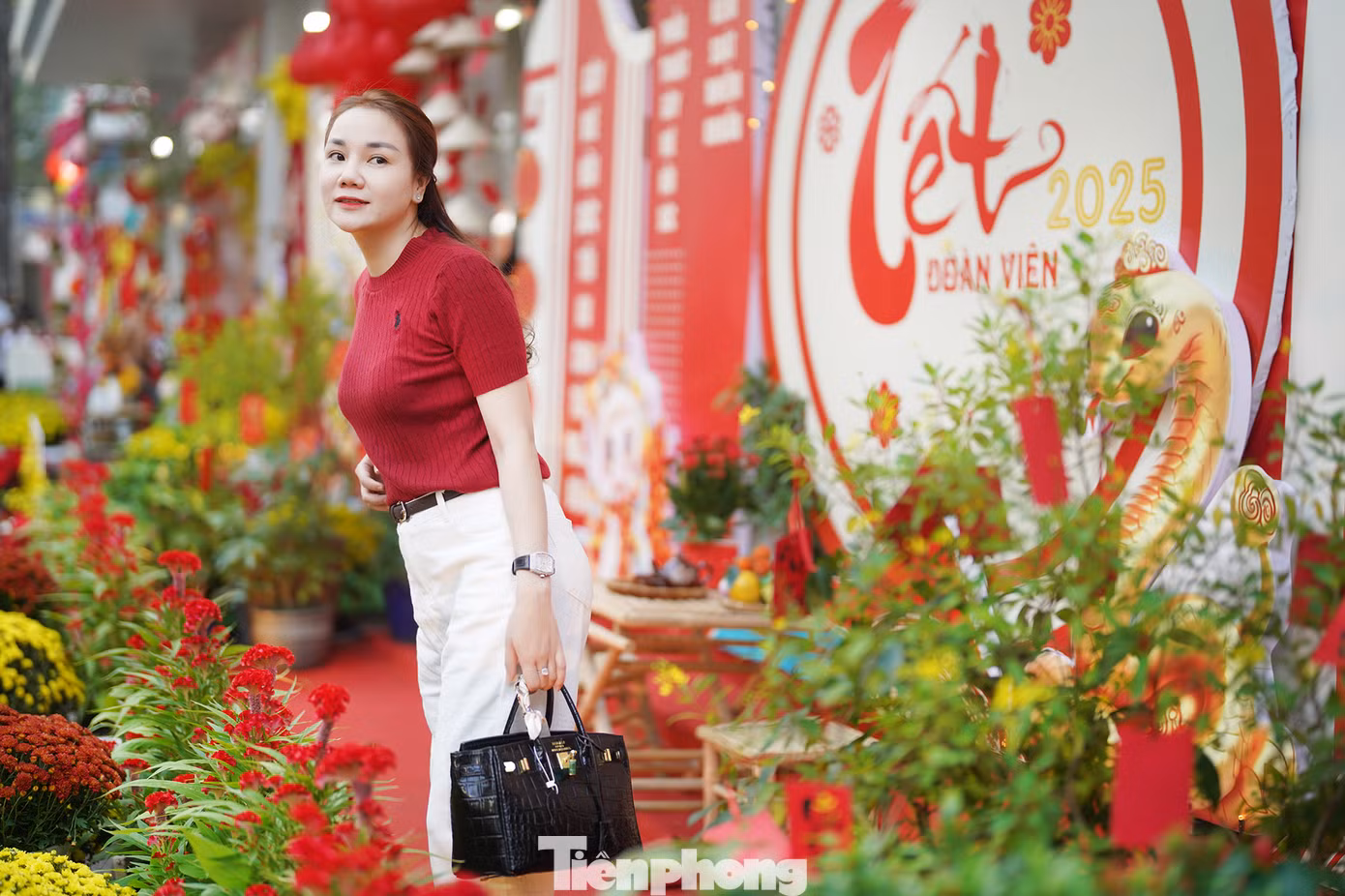 Năm nay, 73 khoa phòng của bệnh viện Chợ Rẫy tiếp tục cùng chung tay tạo nên đường hoa với đủ các loại hình trang trí đặc sắc, đa dạng. Tất cả nhằm tái hiện một cái Tết giản dị, gần gũi và tràn đầy tình yêu thương, giúp xua tan phần nào nỗi nhớ nhà của các bệnh nhân.