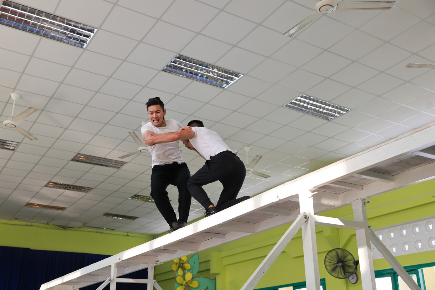 Nhưng khi lên cầu, sau khi đi được khoảng 10 bước, do động tác quá khó, căng thẳng, cầu cao bề ngang nhỏ, trần nhà thấp... hai anh em giữ thăng bằng chưa tốt, Cơ bị hụt chân té. Nhưng khi lên cầu, sau khi đi được khoảng 10 bước, do động tác quá khó, căng thẳng, cầu cao bề ngang nhỏ, trần nhà thấp... hai anh em giữ thăng bằng chưa tốt, Cơ bị hụt chân té.