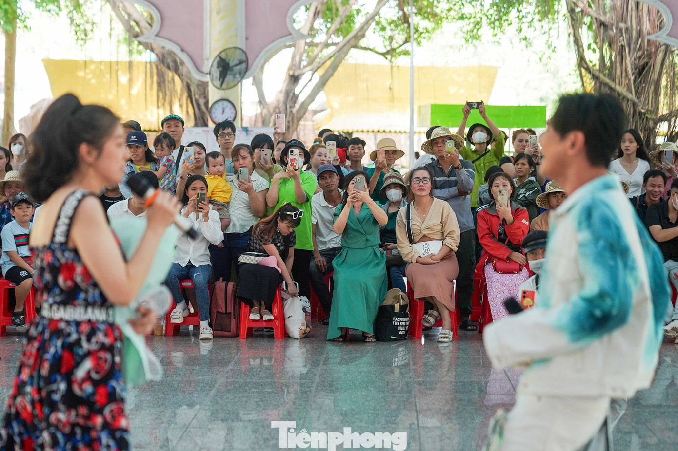 Nhiều hoạt động văn hóa, văn nghệ được tổ chức để phục vụ người dân. Trong ảnh, khán giả bị thu hút bởi hình ảnh ca sĩ nổi tiếng một thời Lâm Hùng song ca cùng... bà xã.