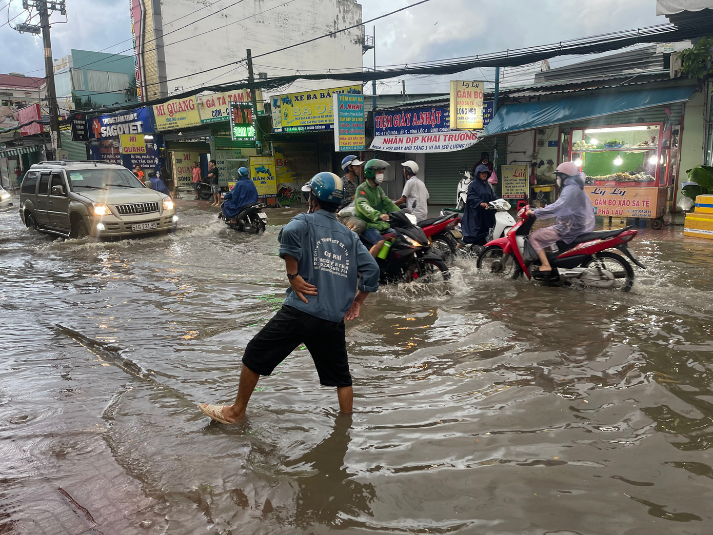 "Chưa bao giờ ngập nặng như thế này. Tôi lội nước bì bõm nãy giờ hơn cây số rồi", bà Tư Lan (ngụ huyện Bình Chánh) nói. "Chưa bao giờ ngập nặng như thế này. Tôi lội nước bì bõm nãy giờ hơn cây số rồi", bà Tư Lan (ngụ huyện Bình Chánh) nói.