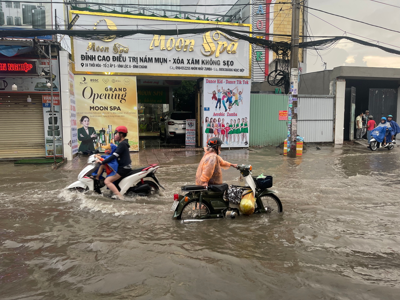 Tuyến đường Thới Hoà chưa từng ngập sâu như thế này. Tuyến đường Thới Hoà chưa từng ngập sâu như thế này.