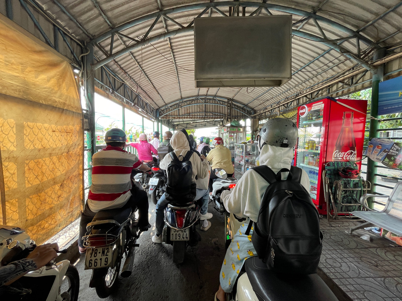 Bên trong nhà chờ, không khí oi bức và ngột ngạt không kém khi thời tiết TPHCM giữa trưa lên đến gần 40 độ C.