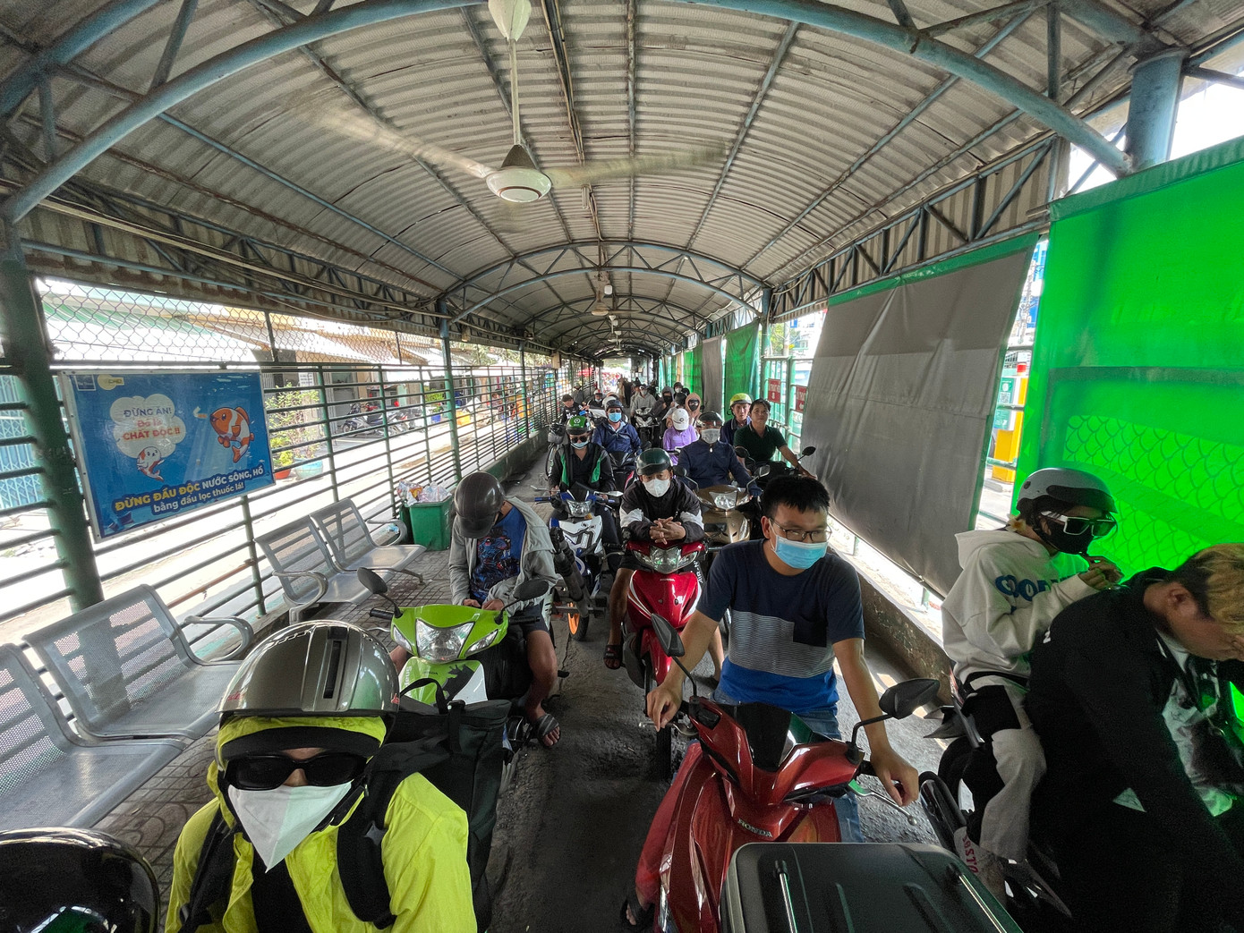 "Tôi chạy giữa trời nắng nóng mấy chục cây số từ Cần Thạnh (trung tâm huyện Cần Giờ) về đây còn phải đứng ngoài nắng đợi khoảng 10 phút, mệt lả hết cả người", anh Tâm (ngụ huyện Hóc Môn) nói.