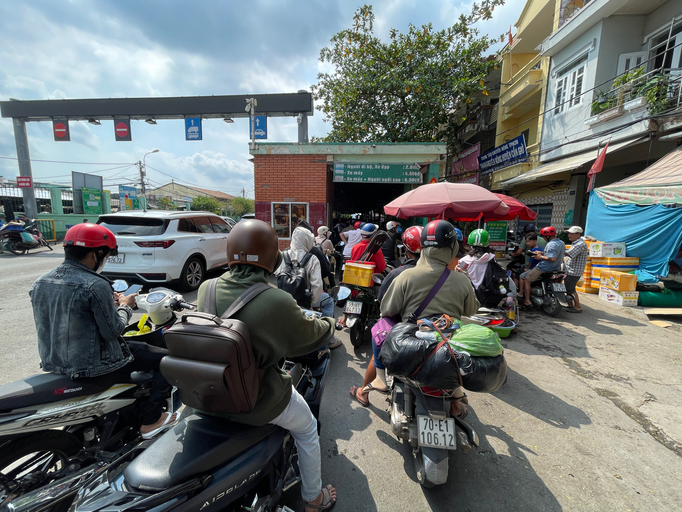 Nhiều người đi chơi cuối tuần ở biển Cần Giờ quay lại nội ô TPHCM phải đợi ngoài trời nắng nóng vì nhà chờ phà Bình Khánh phía bờ huyện Cần Giờ quá tải vào trưa 12/5.