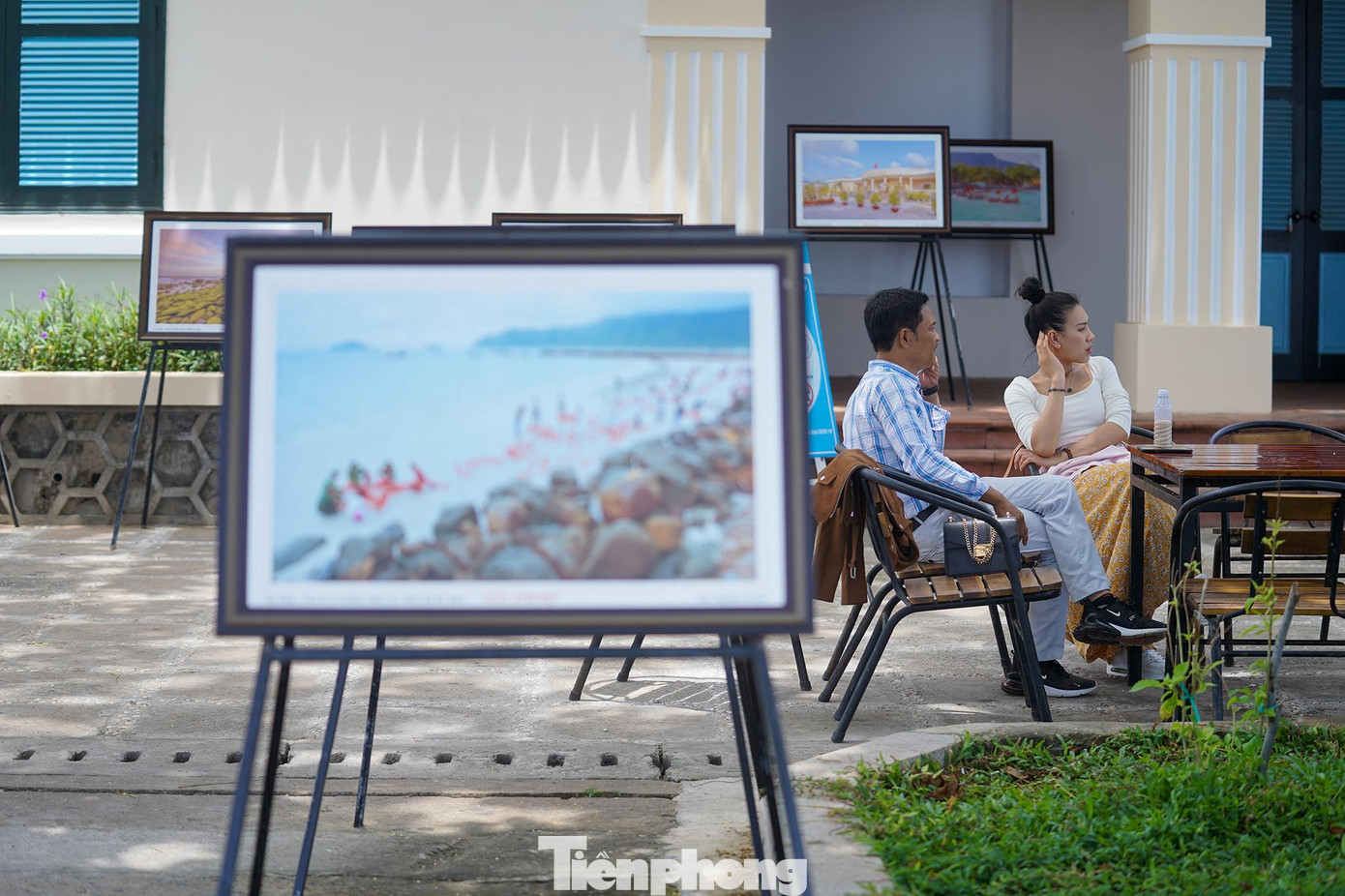 Côn Sơn Cafe là một trong số những quán cafe nổi tiếng tại Côn Đảo, tọa lạc đối diện với di tích nhà Chúa đảo. Côn Sơn Cafe là một trong số những quán cafe nổi tiếng tại Côn Đảo, tọa lạc đối diện với di tích nhà Chúa đảo.