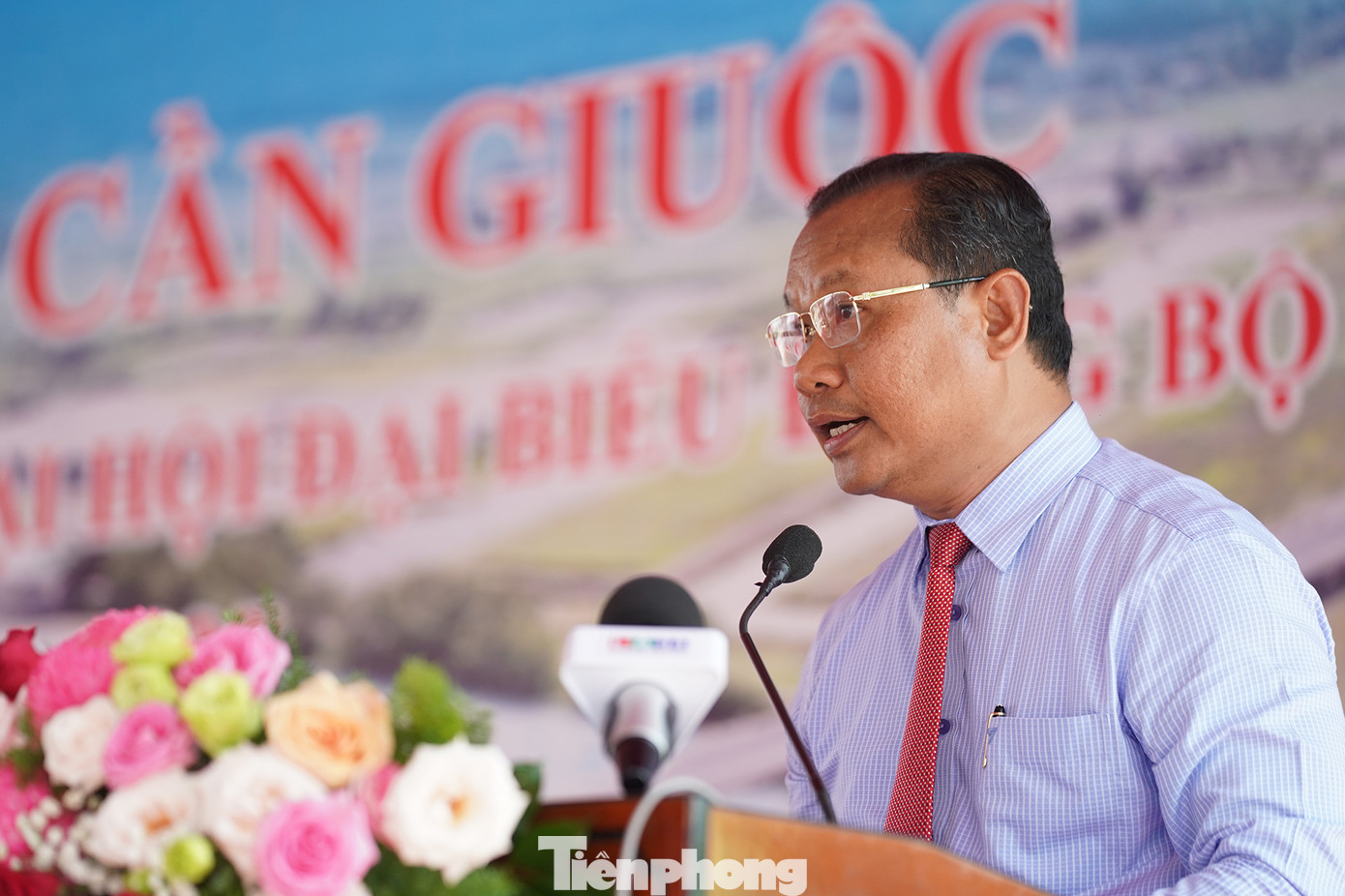 Bí thư Huyện ủy Cần Giuộc - Trương Thanh Liêm cho biết nhiệm kỳ 2020-2025, Đảng bộ huyện có những định hướng quyết tâm tạo bước đột phá để chuyển sang giai đoạn phát triển mới. Trong đó, việc đầu tư hạ tầng giao thông được xem là một trong những giải pháp tối ưu. Huyện đặc biệt chú trọng xây mới, nâng cấp, mở rộng cầu, đường giao thông trên địa bàn nhằm phục vụ tốt hơn nhu cầu đi lại, vận chuyển hàng hóa của người dân. Bí thư Huyện ủy Cần Giuộc - Trương Thanh Liêm cho biết nhiệm kỳ 2020-2025, Đảng bộ huyện có những định hướng quyết tâm tạo bước đột phá để chuyển sang giai đoạn phát triển mới. Trong đó, việc đầu tư hạ tầng giao thông được xem là một trong những giải pháp tối ưu. Huyện đặc biệt chú trọng xây mới, nâng cấp, mở rộng cầu, đường giao thông trên địa bàn nhằm phục vụ tốt hơn nhu cầu đi lại, vận chuyển hàng hóa của người dân.