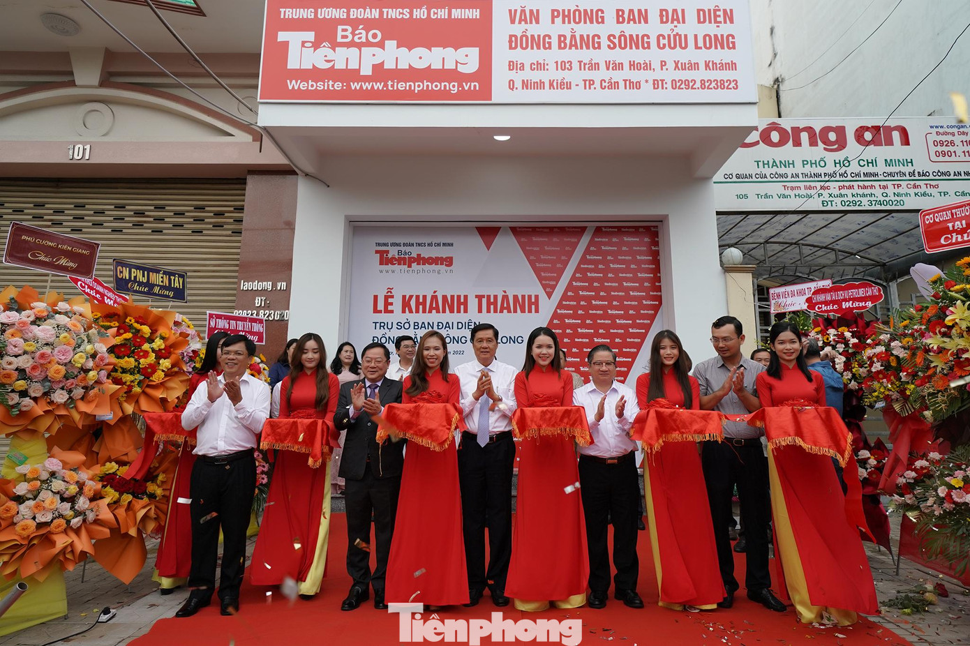 Đại diện lãnh đạo thành phố Cần Thơ, báo Tiền Phong cắt băng khánh thành Trụ sở Văn phòng Ban Đại diện báo Tiền Phong tại Đồng bằng sông Cửu Long.