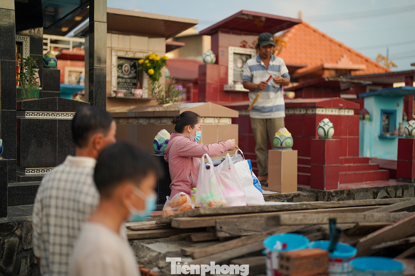 Khi đi tảo mộ, hầu hết các gia đình chuẩn bị nến, trà, rượu, nước, tiền vàng, trầu cau, nhang và trái cây. Có thể chuẩn bị lễ chay hoặc lễ mặn. Đối với lễ chay, cần chuẩn bị thêm bánh, gạo, muối, chén mật, xôi chè. Lễ mặn sẽ có thêm chân giò, gà luộc hoặc vịt, heo (lợn) quay Khi đi tảo mộ, hầu hết các gia đình chuẩn bị nến, trà, rượu, nước, tiền vàng, trầu cau, nhang và trái cây. Có thể chuẩn bị lễ chay hoặc lễ mặn. Đối với lễ chay, cần chuẩn bị thêm bánh, gạo, muối, chén mật, xôi chè. Lễ mặn sẽ có thêm chân giò, gà luộc hoặc vịt, heo (lợn) quay