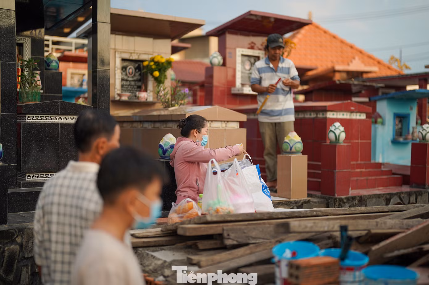 Khi đi tảo mộ, hầu hết các gia đình chuẩn bị nến, trà, rượu, nước, tiền vàng, trầu cau, nhang và trái cây. Có thể chuẩn bị lễ chay hoặc lễ mặn. Đối với lễ chay, cần chuẩn bị thêm bánh, gạo, muối, chén mật, xôi chè. Lễ mặn sẽ có thêm chân giò, gà luộc hoặc vịt, heo (lợn) quay