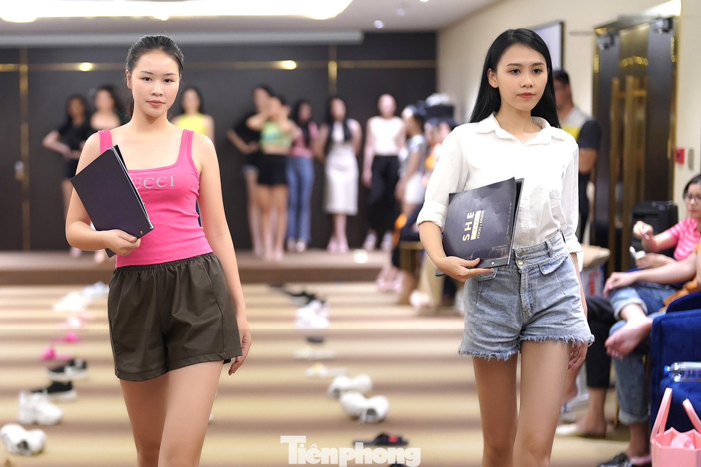 Ngọc Hằng cho biết ngoài việc tập luyện theo lịch trình của ban tổ chức, cô còn cải thiện khả năng catwalk, biểu cảm trước ống kính sau khi về khách sạn.