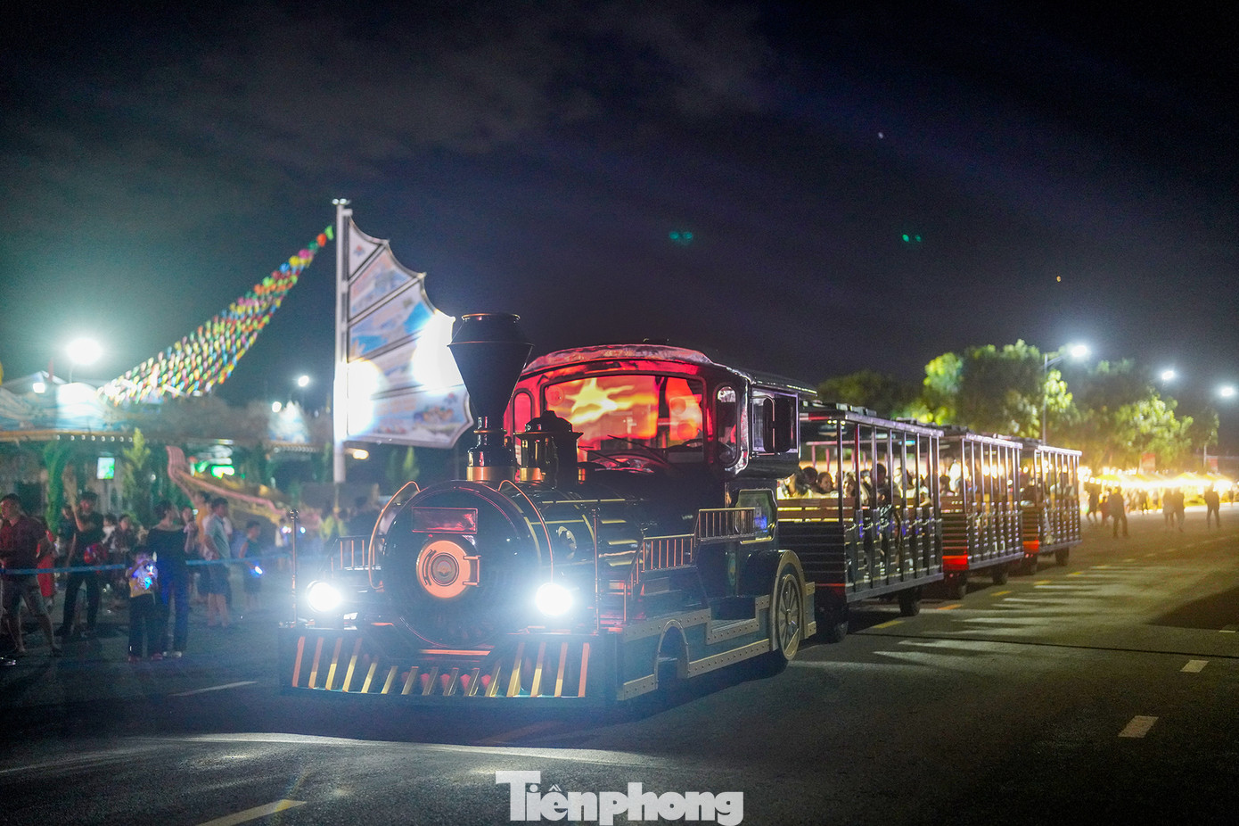 Chỉ mới hơn 18h, khu vực Vịnh Kỳ Diệu rộng lớn bên trong KDL đã có hàng chục ngàn khán giả đến chờ xem pháo hoa. Do khu vực quá rộng nên nhiều du khách chọn dịch vụ xe lửa để di chuyển vào khu vực xem pháo hoa.