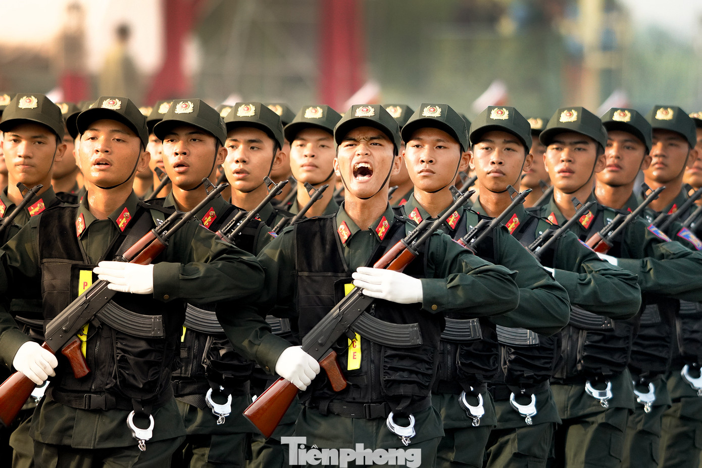 Mạnh mẽ, hùng hồn, dứt khoát theo tiếng nhạc hành quân.