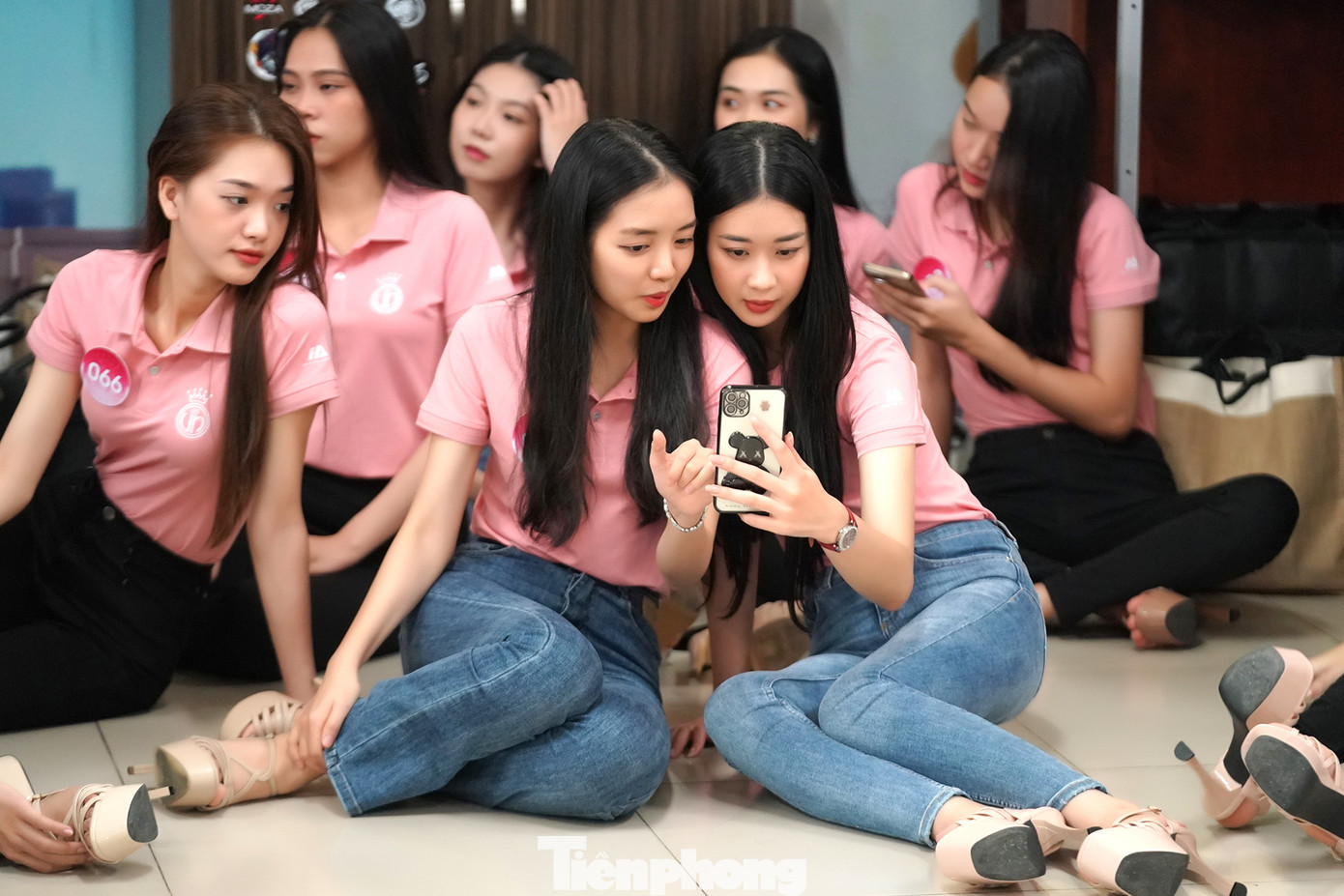 Top 10 Hoa hậu Việt Nam 2022 Trần Lê Mai Chi và Linh Thu, các thí sinh trong buổi tập luyện thuộc vòng chung khảo. Sau những buổi tập, các cô gái thường tranh thủ dành thời gian thảo luận, trò chuyện, xem lại video tập luyện của nhau để góp ý và cải thiện.