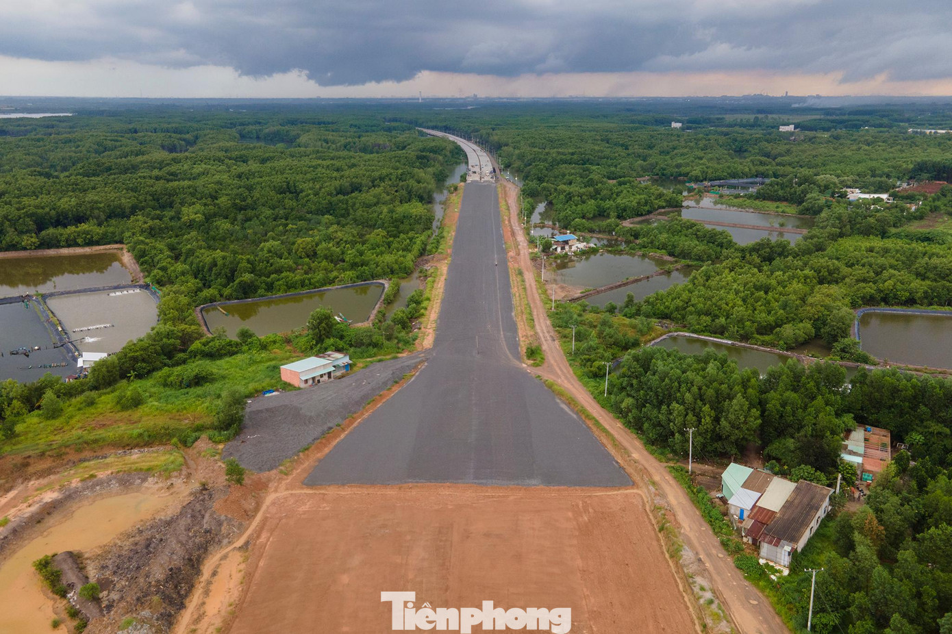 Một đoạn ngắn điểm kết thúc cao tốc ở huyện Long Thành được trải đá mi.