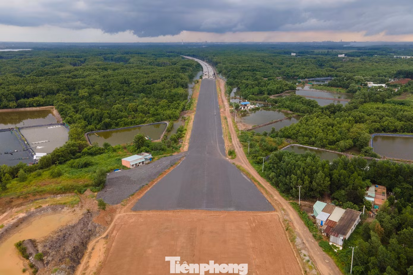 Một đoạn ngắn điểm kết thúc cao tốc ở huyện Long Thành được trải đá mi.