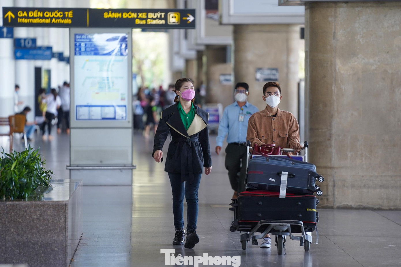 “Tôi quê ở Bình Dương đã kết hôn và qua Malaysia được 3 năm nhưng 2 năm dịch bùng phát tôi không có điều kiện về thăm người thân do đi lại quá khó khăn và tốn kém. Hiện vé chỉ gần 5 triệu nhưng nếu vào năm ngoái thì chi phí về nước phải gấp 10 lần nhưng cũng rất khó để được về; về rồi lại thêm chi phí và thời gian cách ly”, chị Lê Thị Mỹ Hoài (mặc áo khoác), ngụ Bình Dương cho biết. “Tôi quê ở Bình Dương đã kết hôn và qua Malaysia được 3 năm nhưng 2 năm dịch bùng phát tôi không có điều kiện về thăm người thân do đi lại quá khó khăn và tốn kém. Hiện vé chỉ gần 5 triệu nhưng nếu vào năm ngoái thì chi phí về nước phải gấp 10 lần nhưng cũng rất khó để được về; về rồi lại thêm chi phí và thời gian cách ly”, chị Lê Thị Mỹ Hoài (mặc áo khoác), ngụ Bình Dương cho biết.