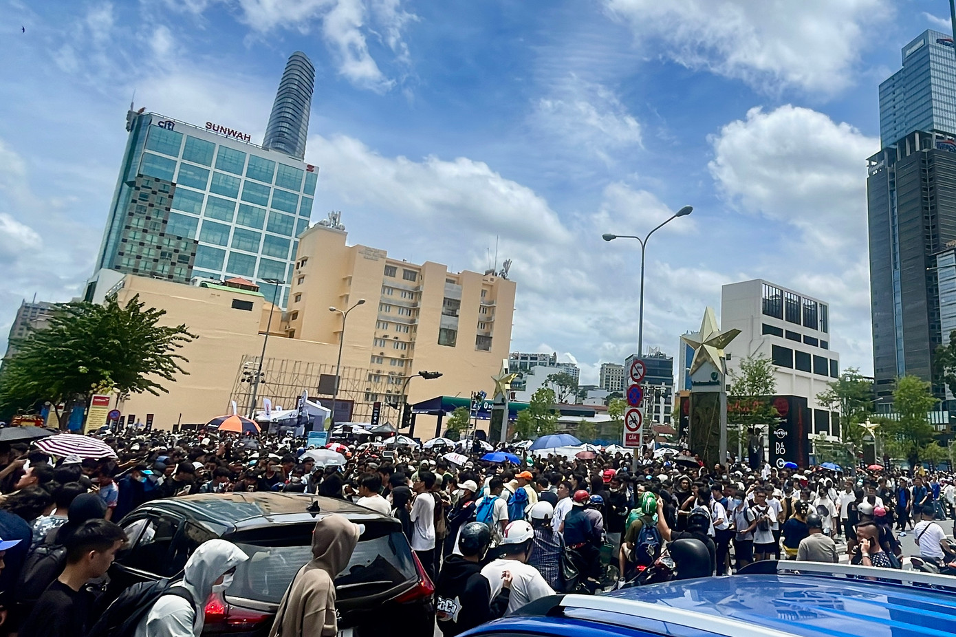 Đám đông tràn ra nút giao hồ sen phun nước, phía trước tượng đài Bác Hồ chụp ảnh xe bất chấp giao thông hỗn loạn. Đáng nói, sự việc diễn ra ngay trục giao thông công cộng, tập trung đông người và không có hàng rào an toàn phân khu vực.