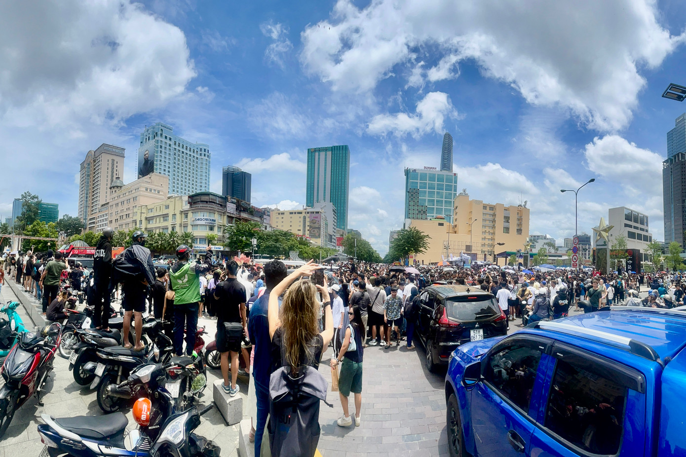 Đám đông tràn ra nút giao hồ sen phun nước, phía trước tượng đài Bác Hồ chụp ảnh xe bất chấp giao thông hỗn loạn. Đáng nói, sự việc diễn ra ngay trục giao thông công cộng, tập trung đông người và không có hàng rào an toàn phân khu vực.