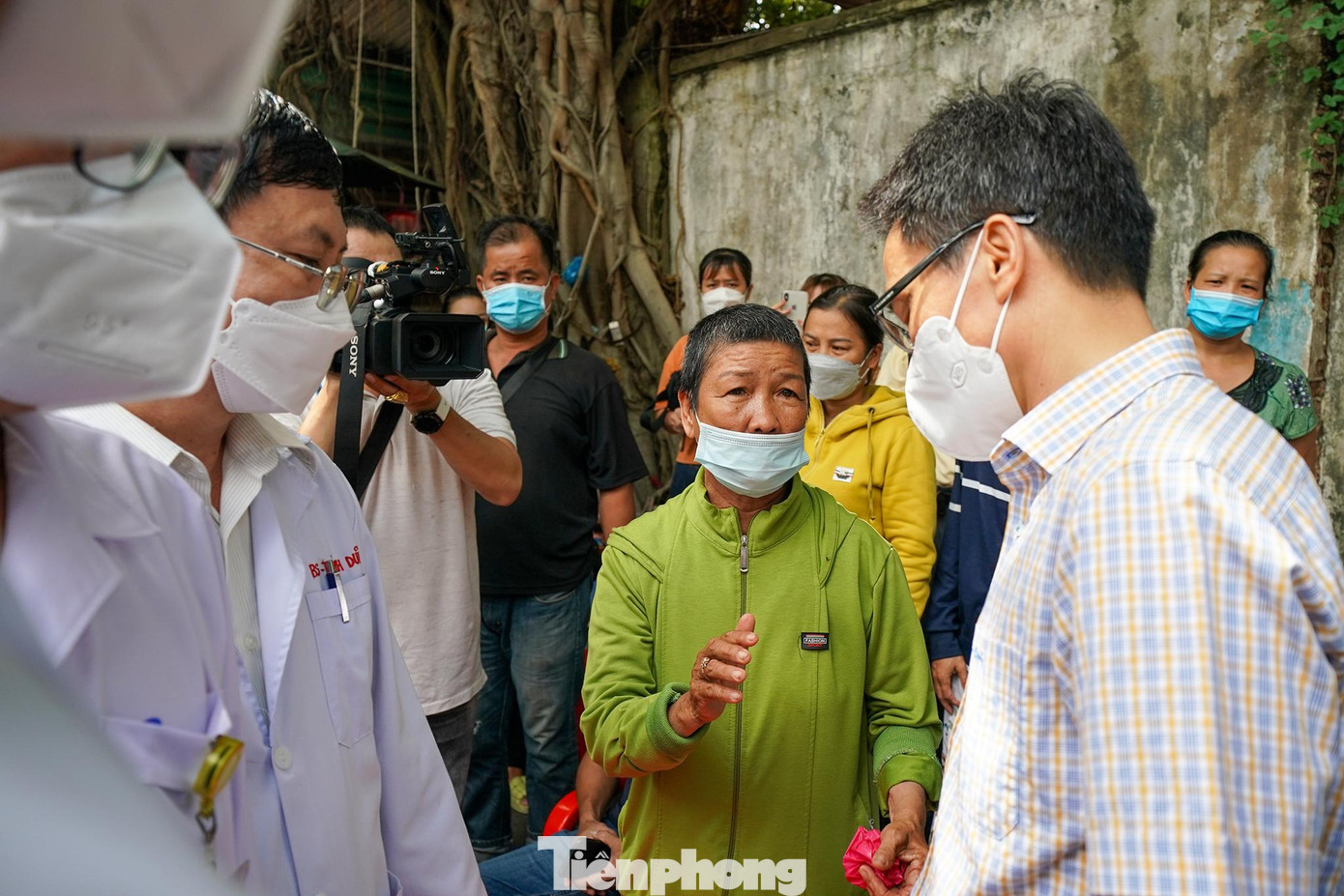 Qua buổi tiếp xúc, Phó Thủ tướng Vũ Đức Đam cũng tiếp thu nhiều ý kiến trực tiếp từ phía người dân. Trong số hơn 600 bệnh nhân đang điều trị nội trú tại bệnh viện vào ngày 30/6 thì có tới 363 trường hợp mắc SXH. “Hiện nay, hơn một nửa bệnh nhân đang điều trị là những trường hợp mắc SXH, trong số đó hơn 100 trường hợp là trẻ em. Ngoài bệnh nhân tại TPHCM thì rất nhiều ca nặng được chuyển đến từ các tỉnh thành lân cận. Chúng tôi đang trong tình trạng quá tải bệnh nhân sốt xuất huyết” – Bác sĩ Chuyên khoa 2 Nguyễn Thành Dũng, Giám đốc Bệnh viện Bệnh Nhiệt đới cho biết.