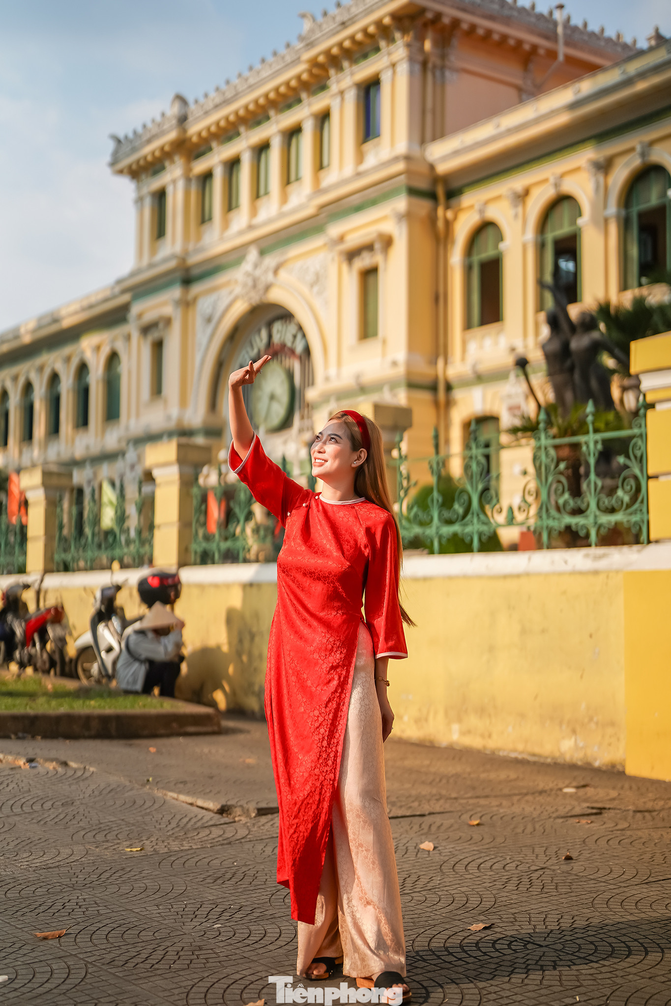 "Hôm nay, tôi ra để chụp mà thấy mọi người, nhất là các bạn trẻ chụp đông quá, lựa góc vắng người khá khó khăn", chị Tuyết kể.