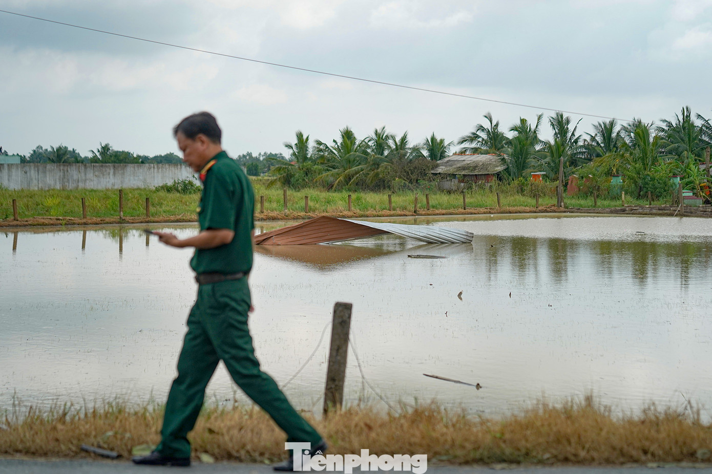 &quot;Lần đầu tiên trong đời tôi mới thấy gió lớn tốc tôn bay vèo vèo như thế&quot;, một người dân kể.