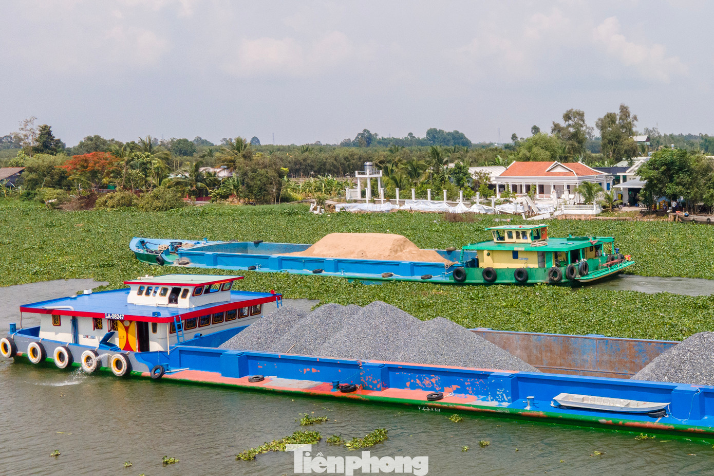 Nguyên nhân xảy ra sạt lở được xác định do khu vực này chịu ảnh hưởng bởi tác động của dòng chảy. Lưu lượng tàu, thuyền, xà lan tải trọng lớn lưu thông qua lại ngày, đêm, chạy với vận tốc lớn, tác động phần đất dưới lòng kênh bị xói mòn, cuốn trôi, tạo thành hố sâu, hở hàm ếch gây sạt lở nghiêm trọng và ngày càng có chiều hướng gia tăng.