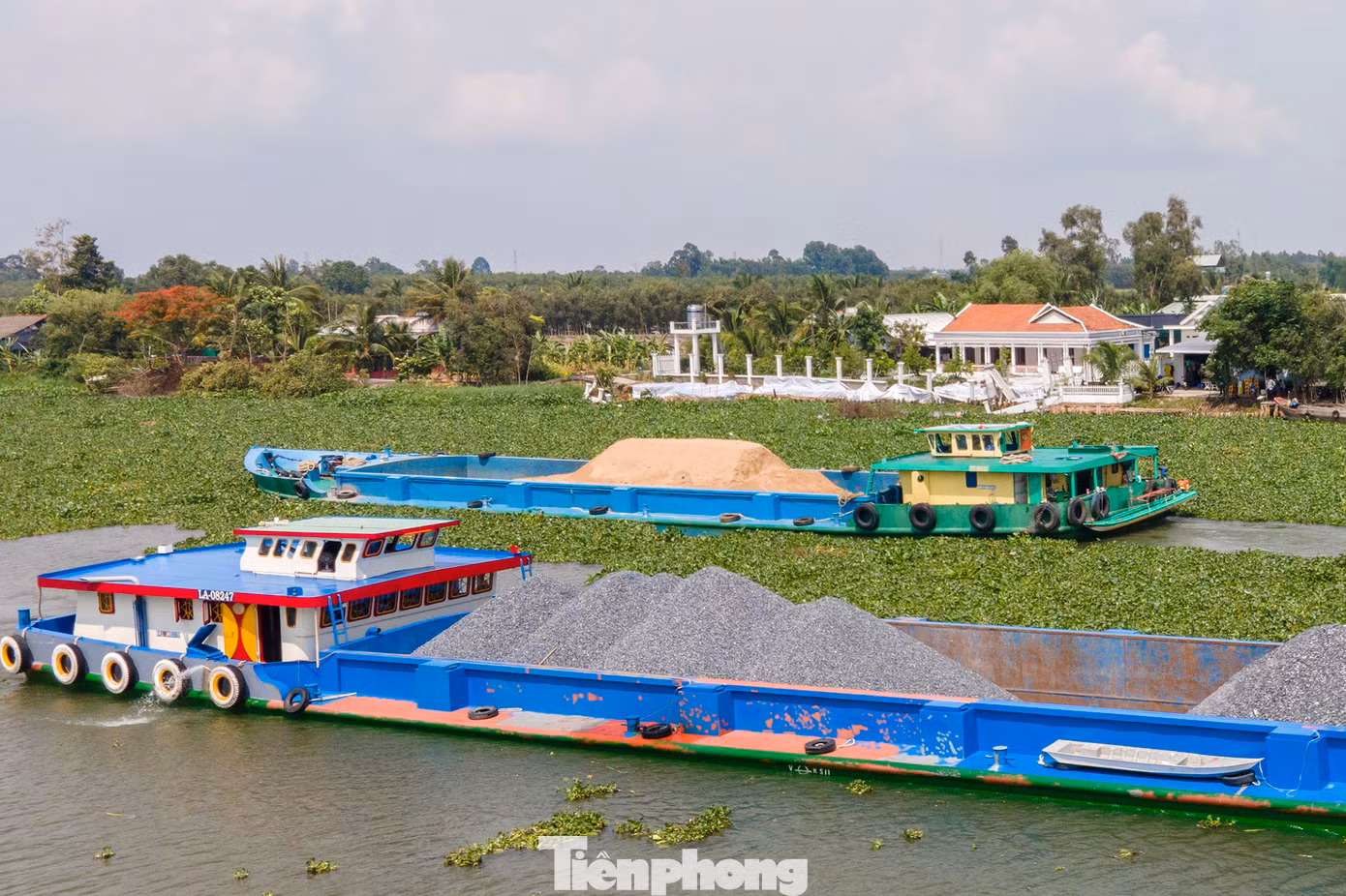 Tỉnh cũng chỉ đạo không được neo đậu các phương tiện giao thông thủy trên khu vực sông có sạt lở xảy ra.