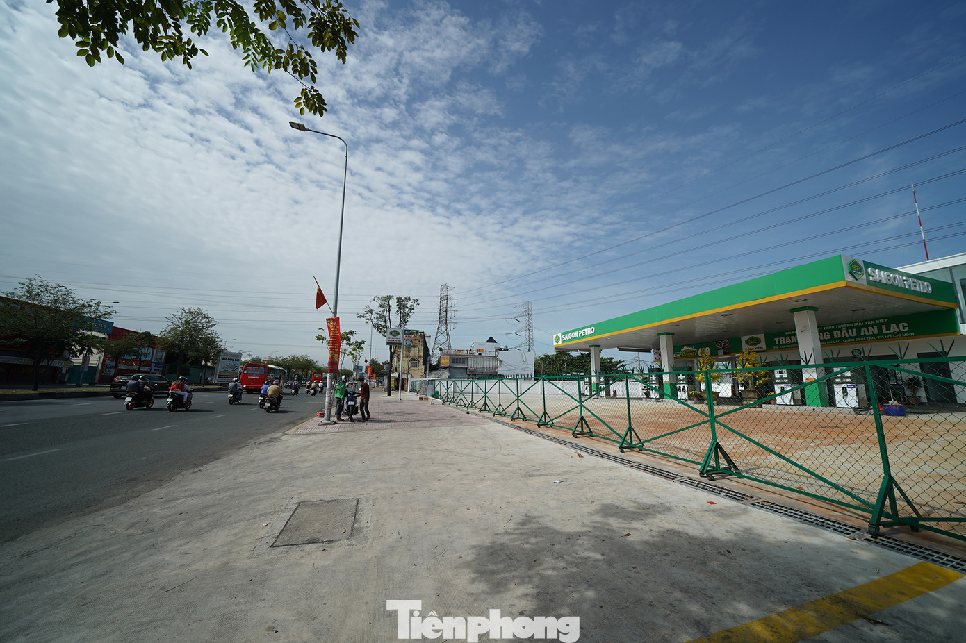 Cây xăng này nằm ngay mặt tiền đường Kinh Dương Vương, rất gần bến xe Miền Tây. Cây xăng này nằm ngay mặt tiền đường Kinh Dương Vương, rất gần bến xe Miền Tây.