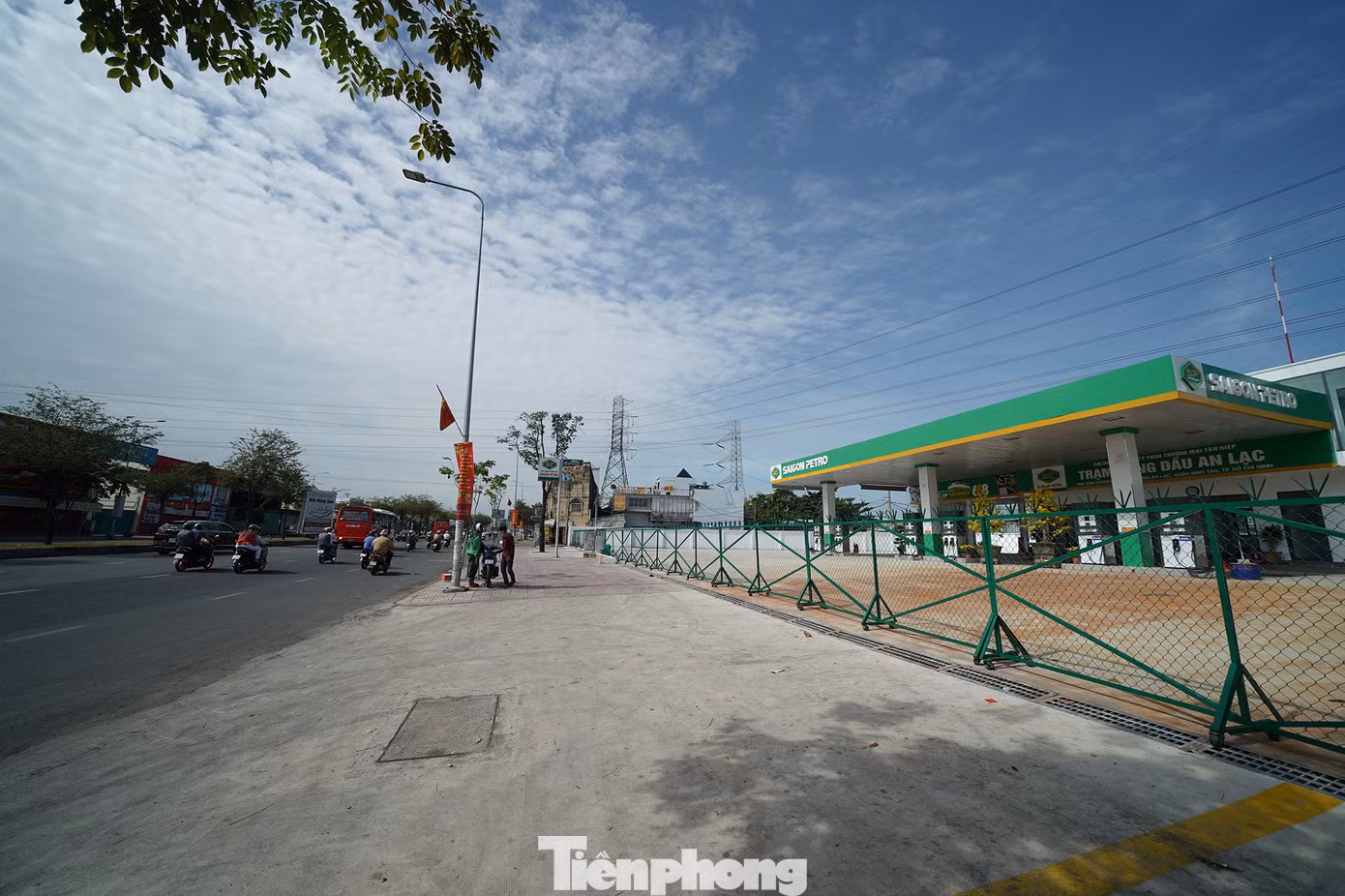 Cây xăng này nằm ngay mặt tiền đường Kinh Dương Vương, rất gần bến xe Miền Tây.