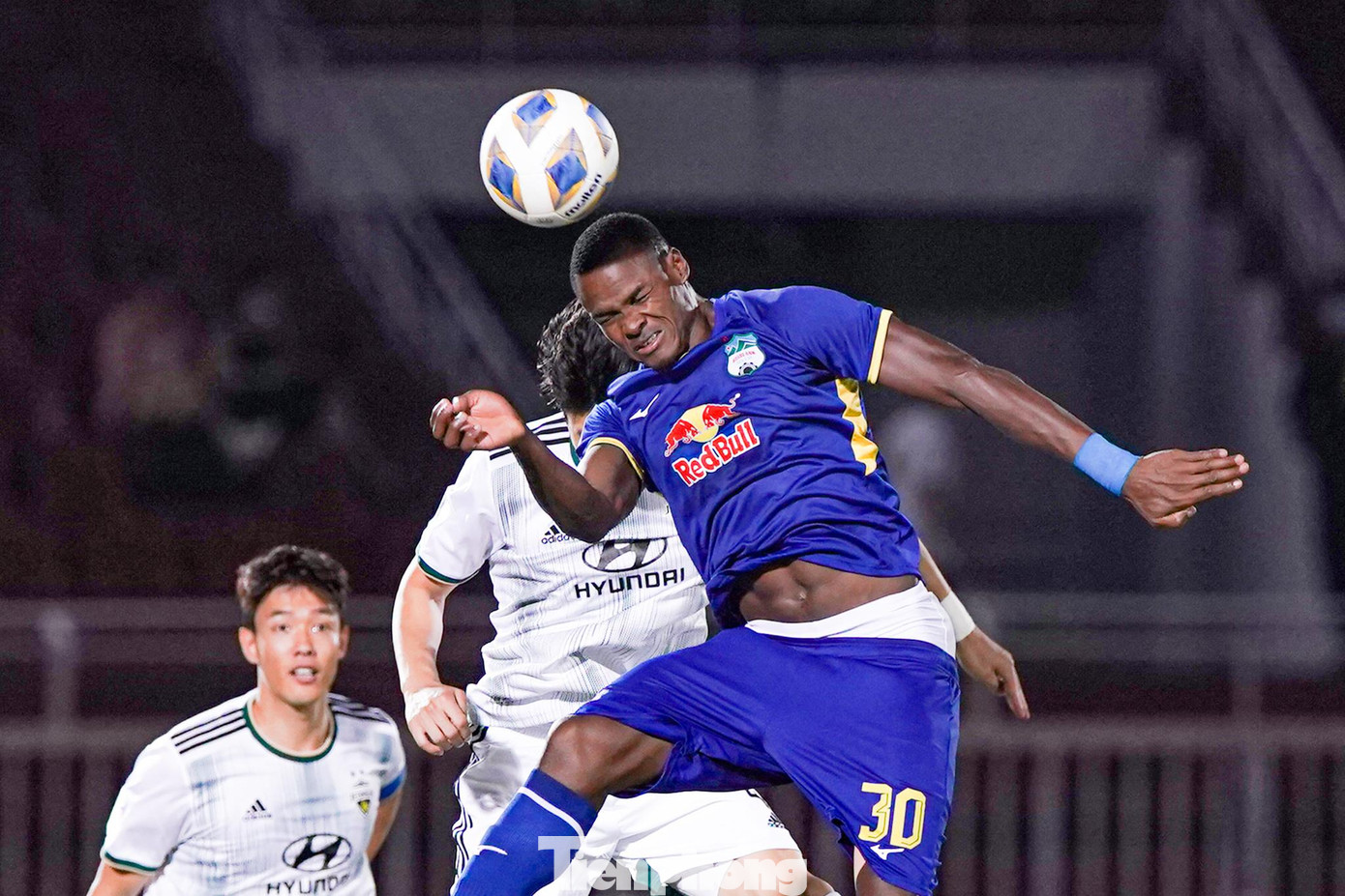 Ở trận lượt đi, đội bóng phố Núi đã để thua Jeonbuk 0-1. Còn ở trận lượt về tối nay, dù chơi trên sân nhà và chủ động nhập cuộc với lối chơi tấn công nhưng HAGL sớm gặp bất lợi.