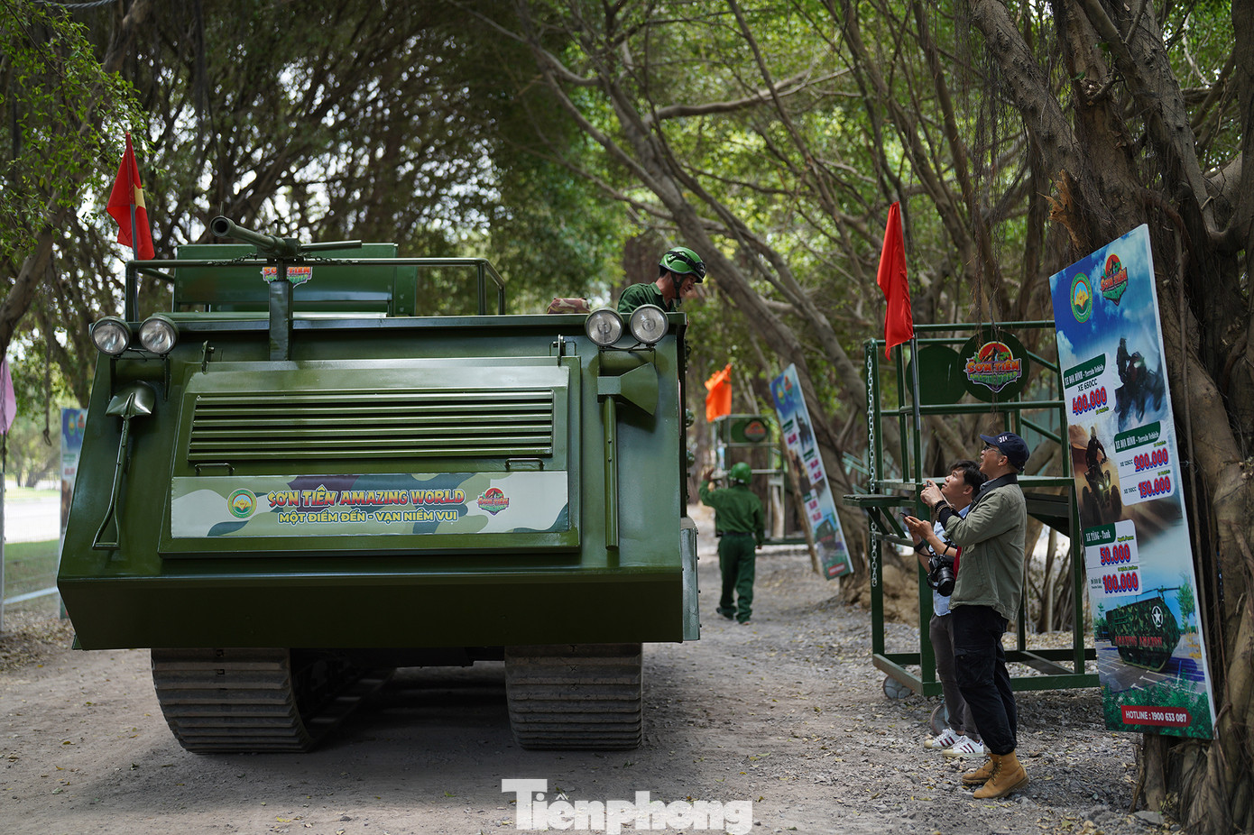 Nhân viên lái xe "thiết giáp" khá thân thiện, sẵn sàng chia sẻ nếu du khách quan tâm, tìm hiểu.