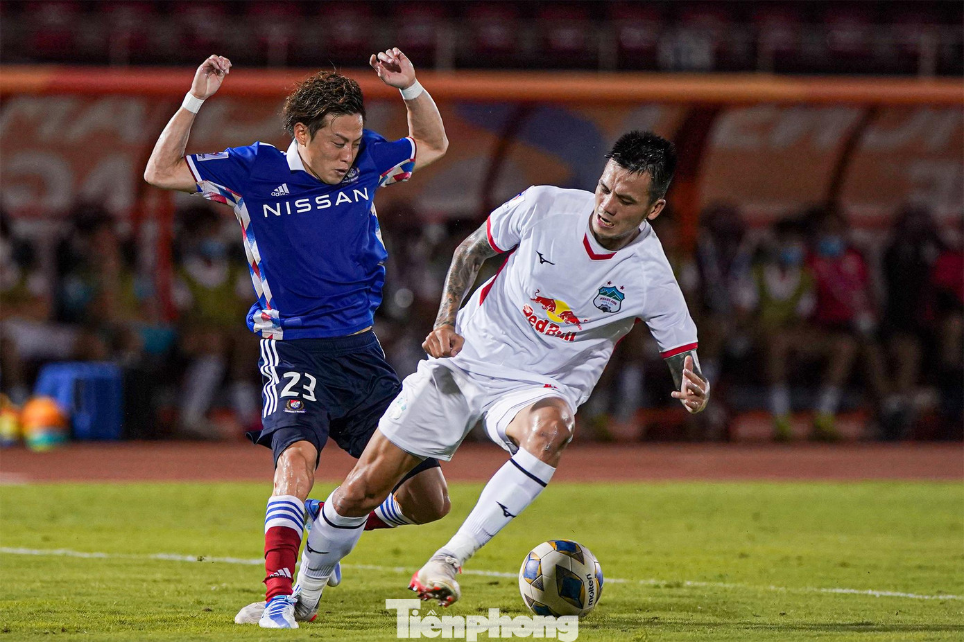 Phút thứ 32, hậu vệ Hữu Tuấn buộc phải cản phá trái phép trong vòng. Tình huống này, HAGL phải nhận quả phạt đền. Phút thứ 32, hậu vệ Hữu Tuấn buộc phải cản phá trái phép trong vòng. Tình huống này, HAGL phải nhận quả phạt đền.