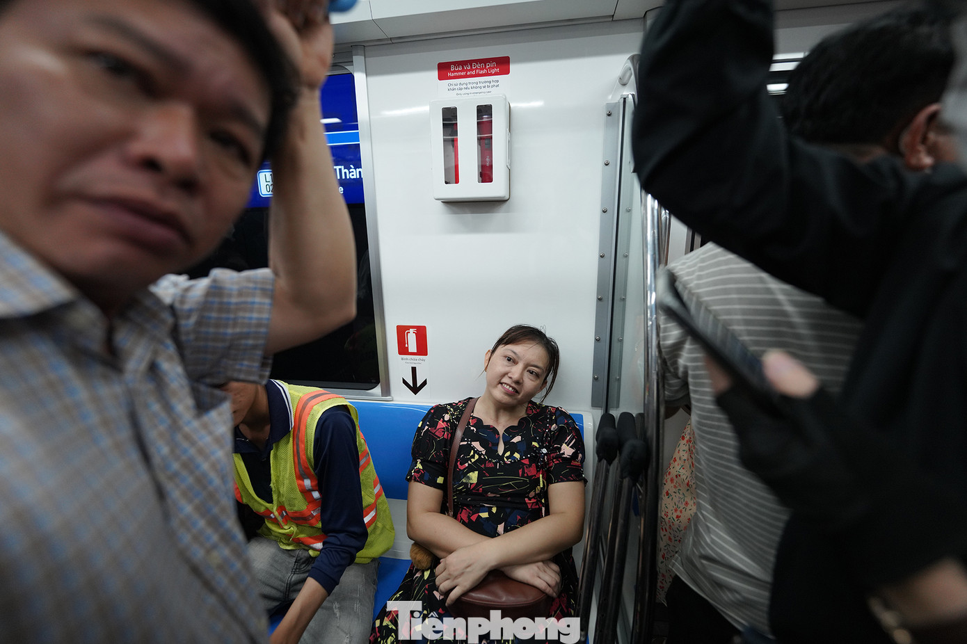 Chị Châu Kim Thanh (TP Thủ Đức) háo hức cùng mẹ và gia đình tham gia trải nghiệm ngày đầu tiên Metro số 1 vận hành.