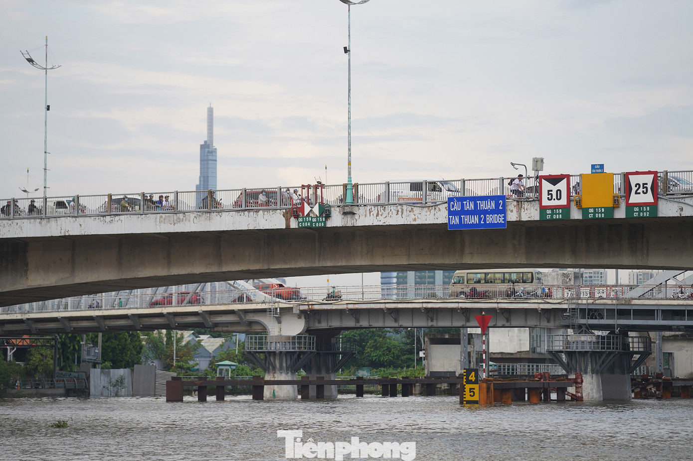 Một số tuyến đường ở TPHCM ngập nặng. Hôm nay là ngày thứ hai liên tiếp triều cường dâng cao.