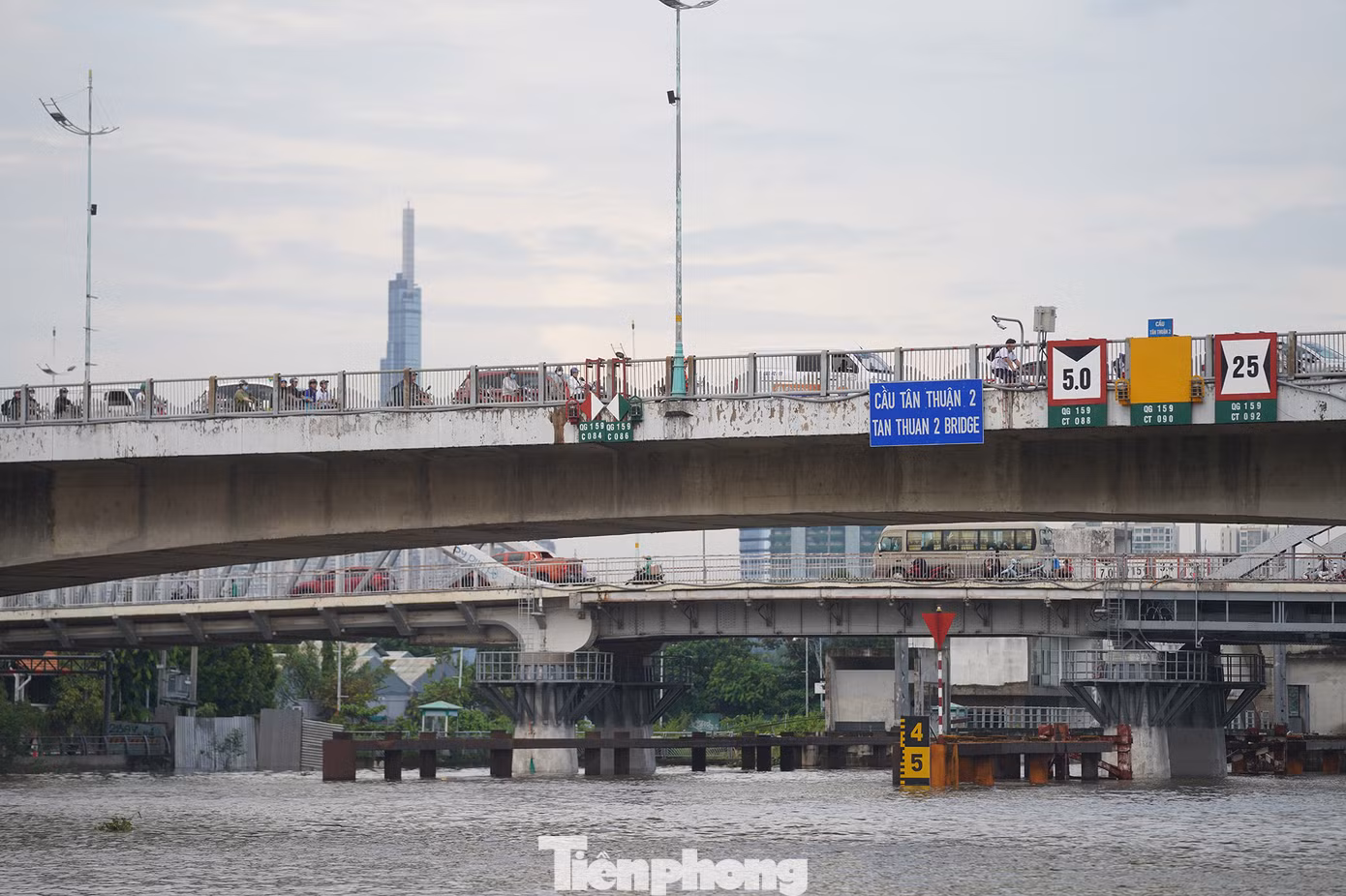 Một số tuyến đường ở TPHCM ngập nặng. Hôm nay là ngày thứ hai liên tiếp triều cường dâng cao.