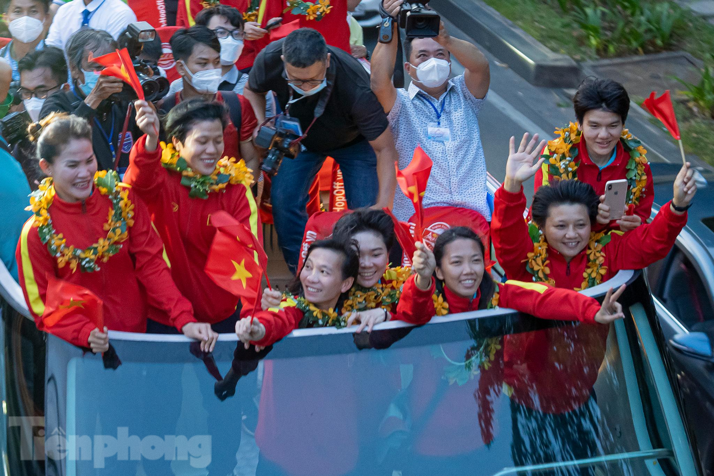Các thành viên trên xe vẫy cờ chào người hâm mộ.